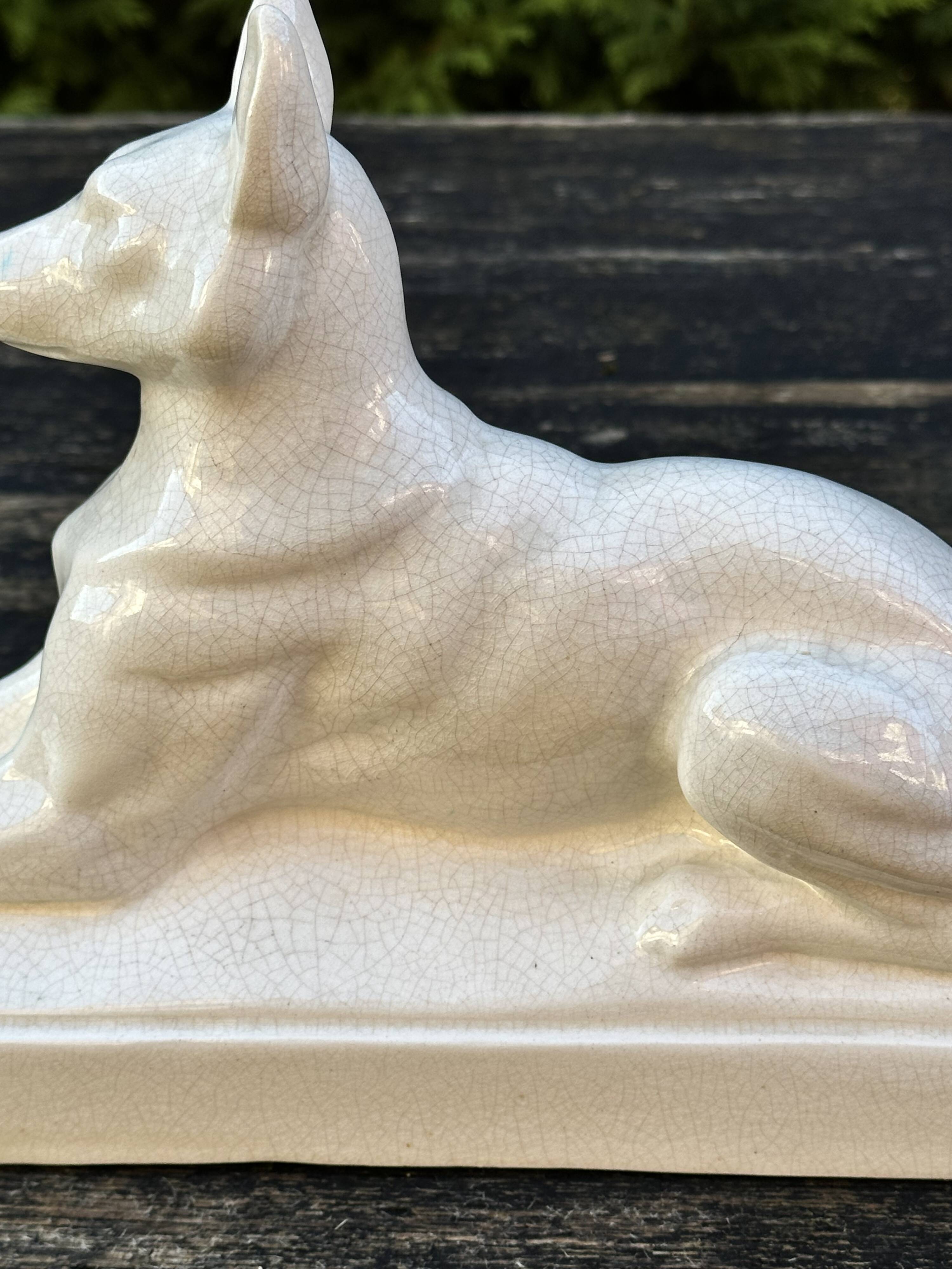 Chien art déco en faïence craquelée