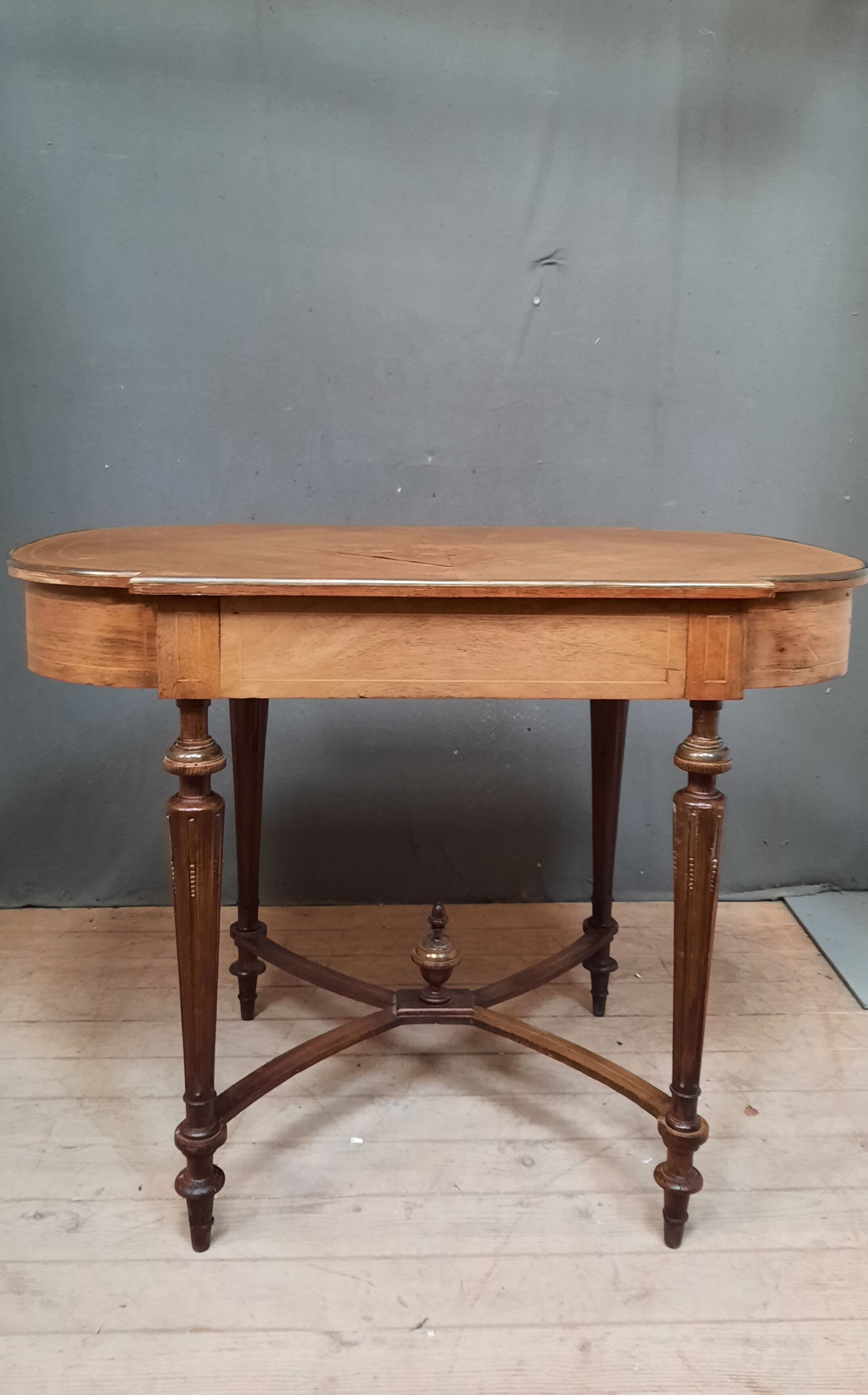 Table of the 19th place marquettety of flowers