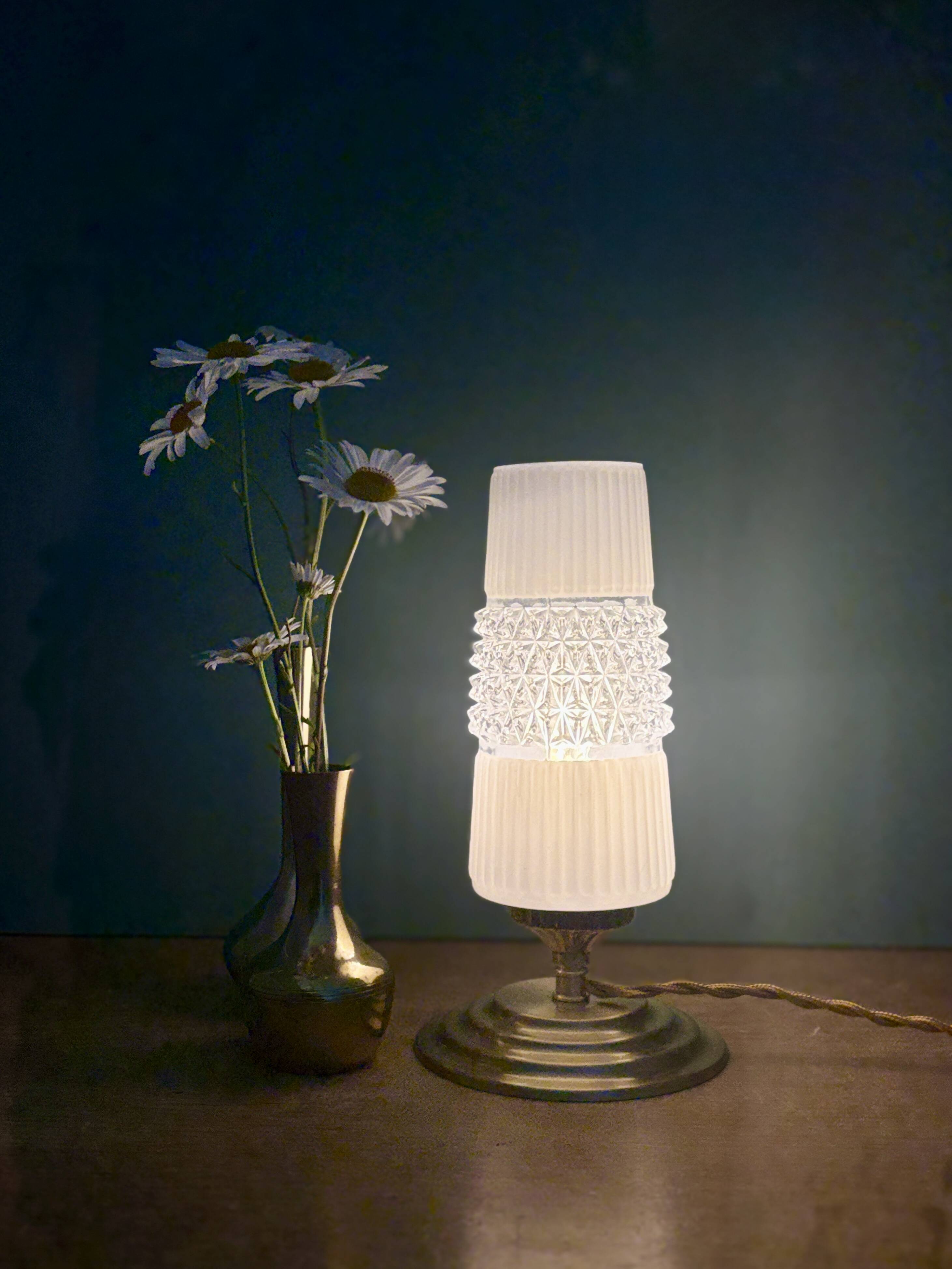 Vintage globe table lamp in glass and white opal.