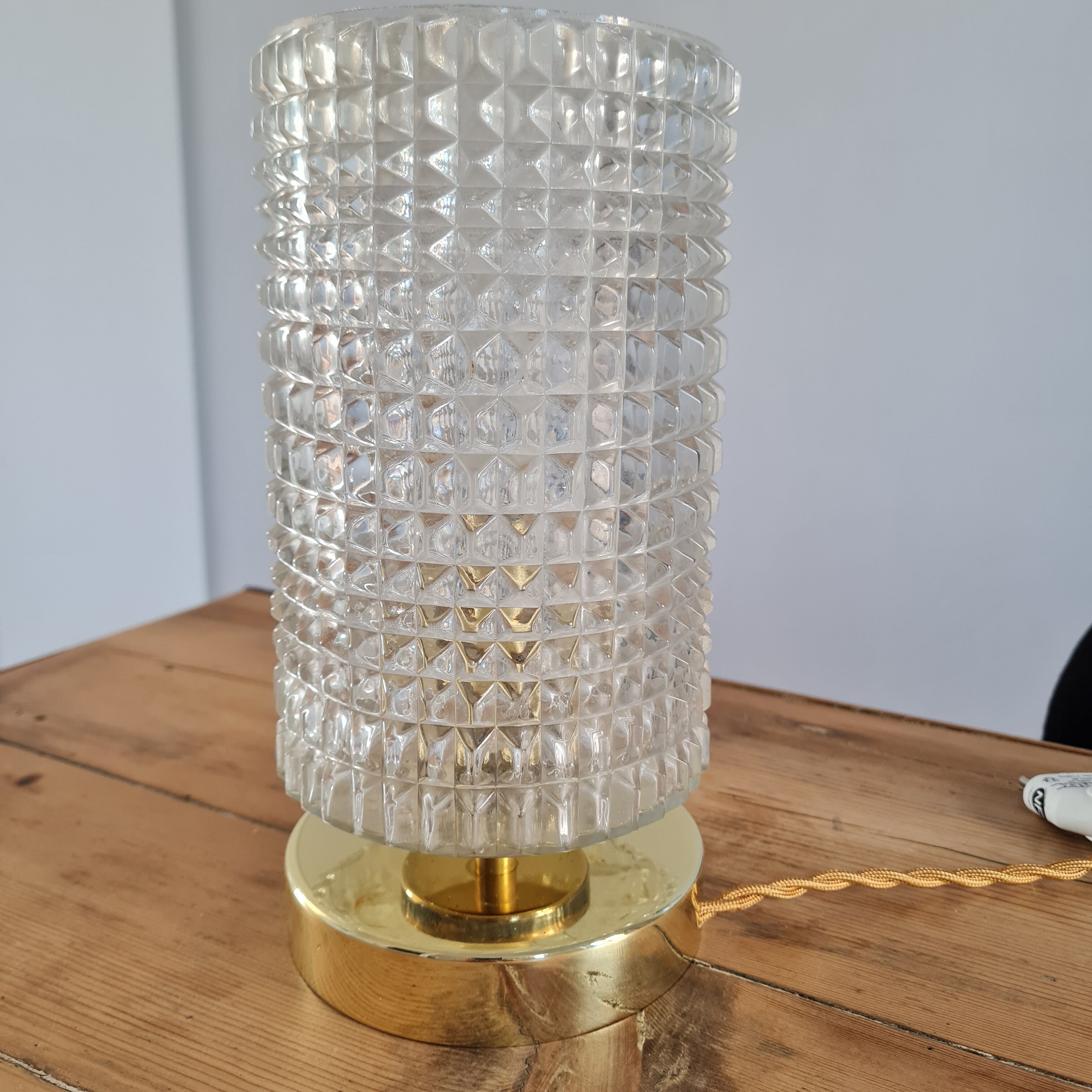 Chiseled cerre table lamp