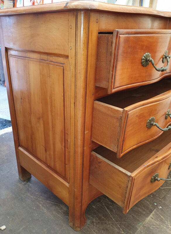 Crossbow chest of drawers with caramel patina