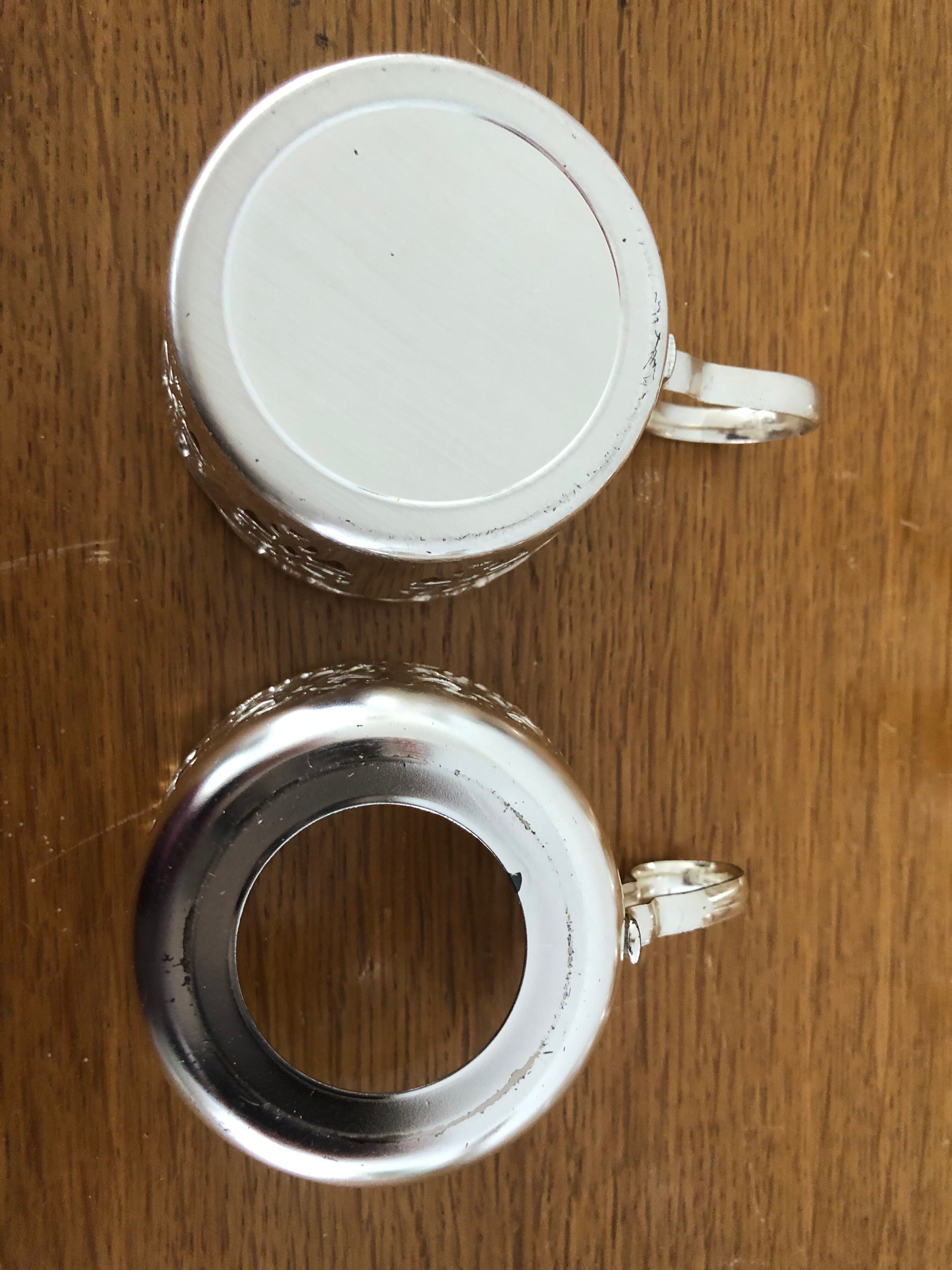 6 tea cups with silver metal support