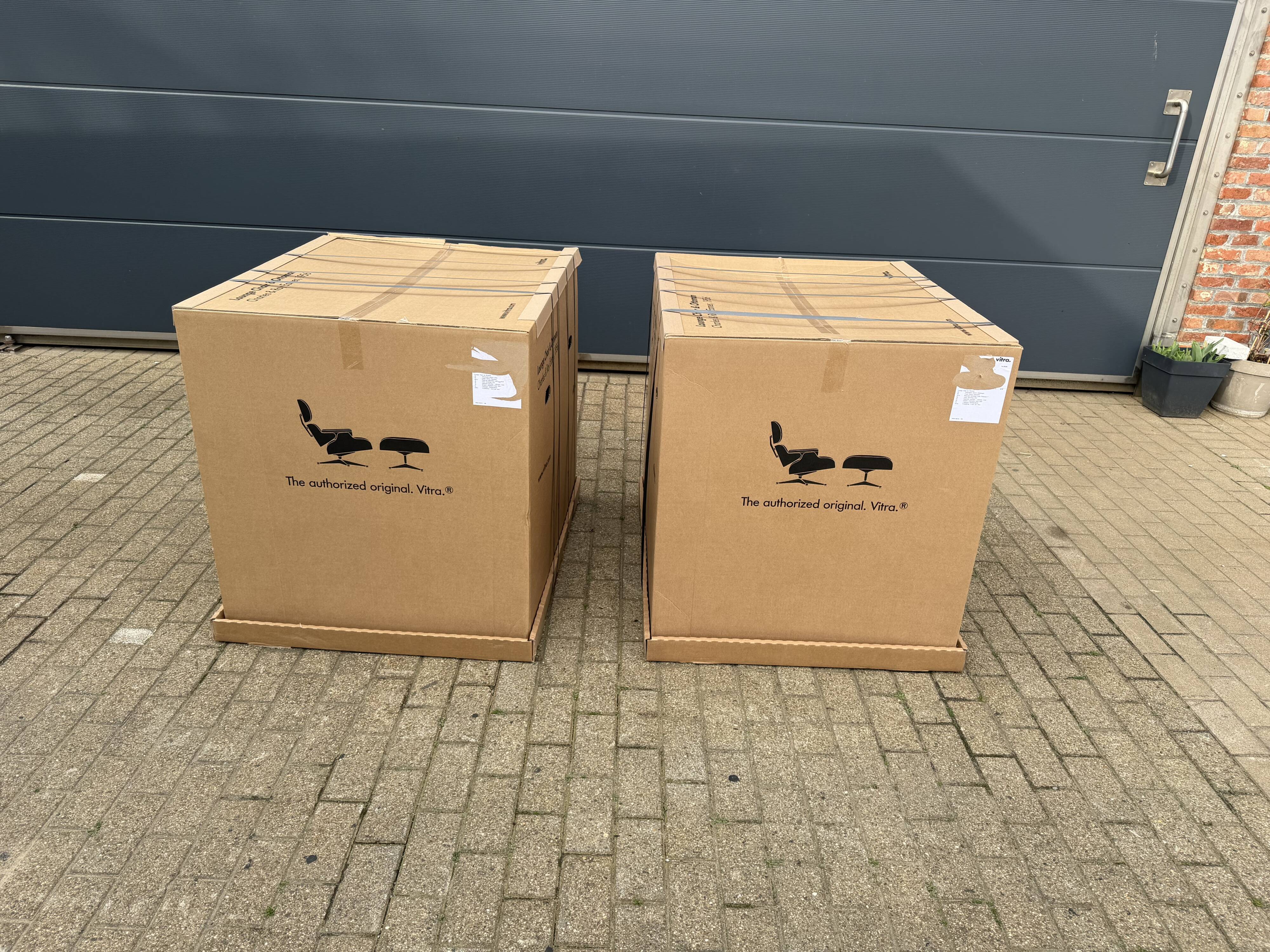 Vitra Eames Lounge Chair XL + Ottoman, Black leather & Santos Rosewood