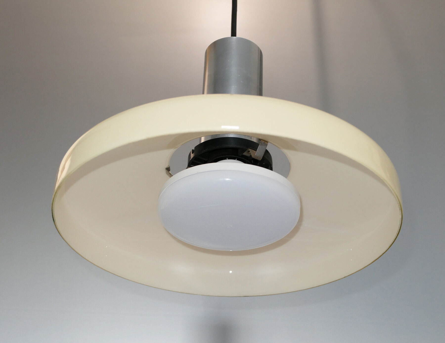 Suspension vintage avec abat-jour en verre opalin beige années 60-70