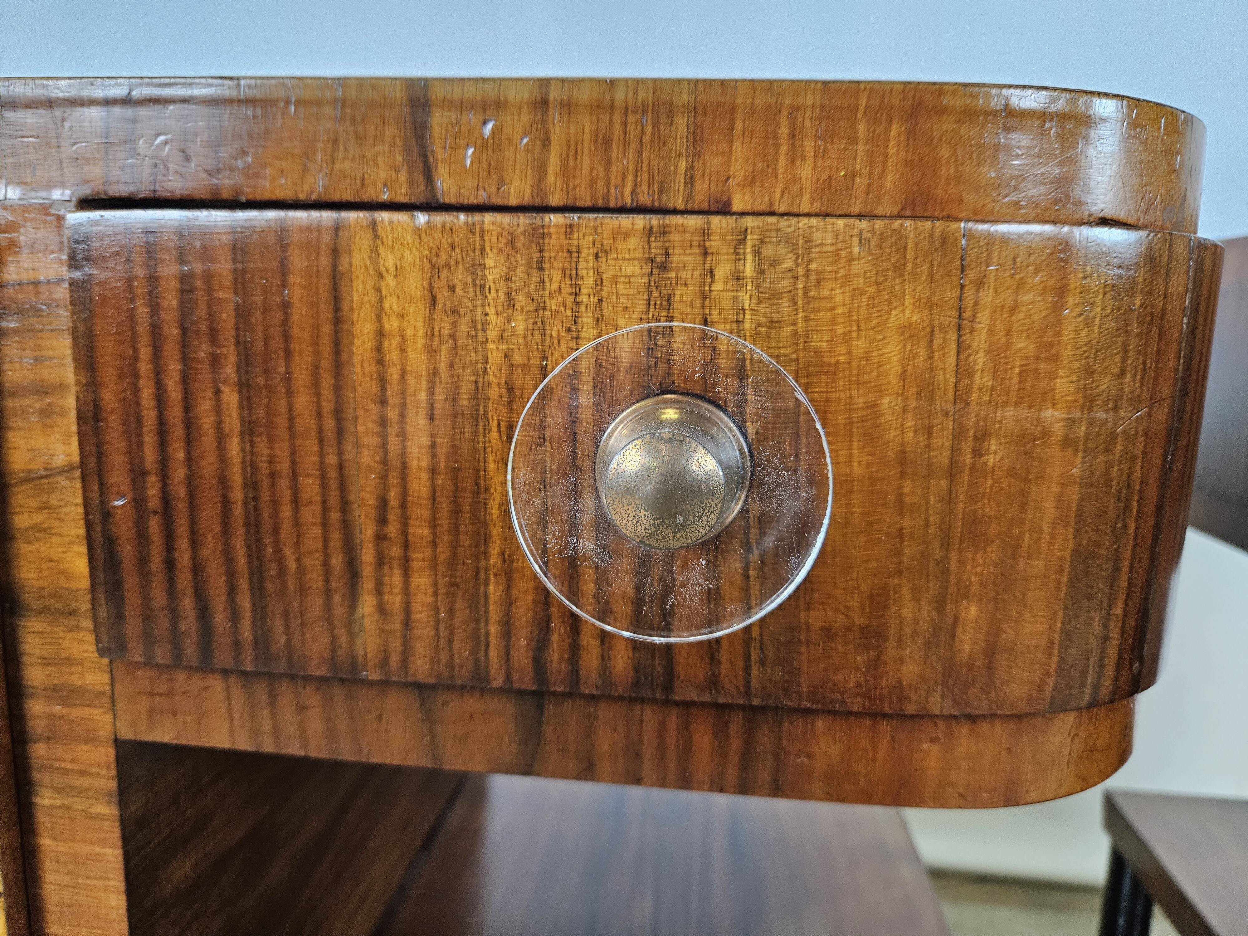 Pair of Art Decò bedside tables in walnut and thuja