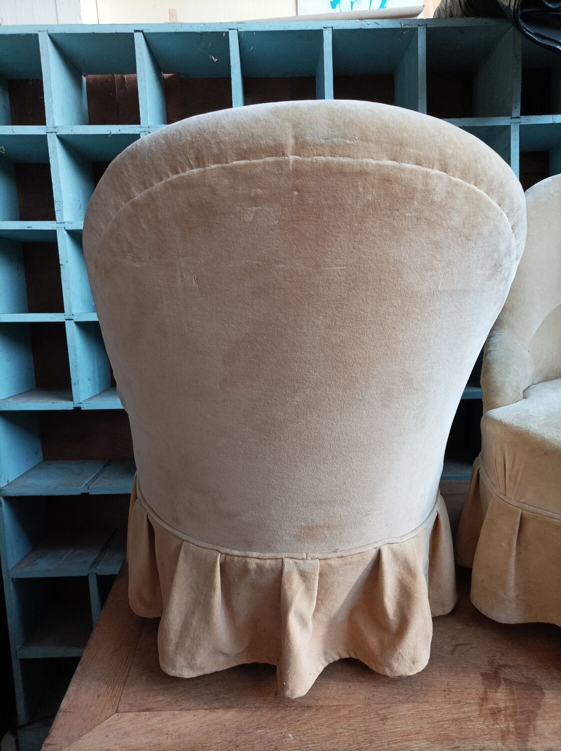 Pair of chair toad old foot black turns turns