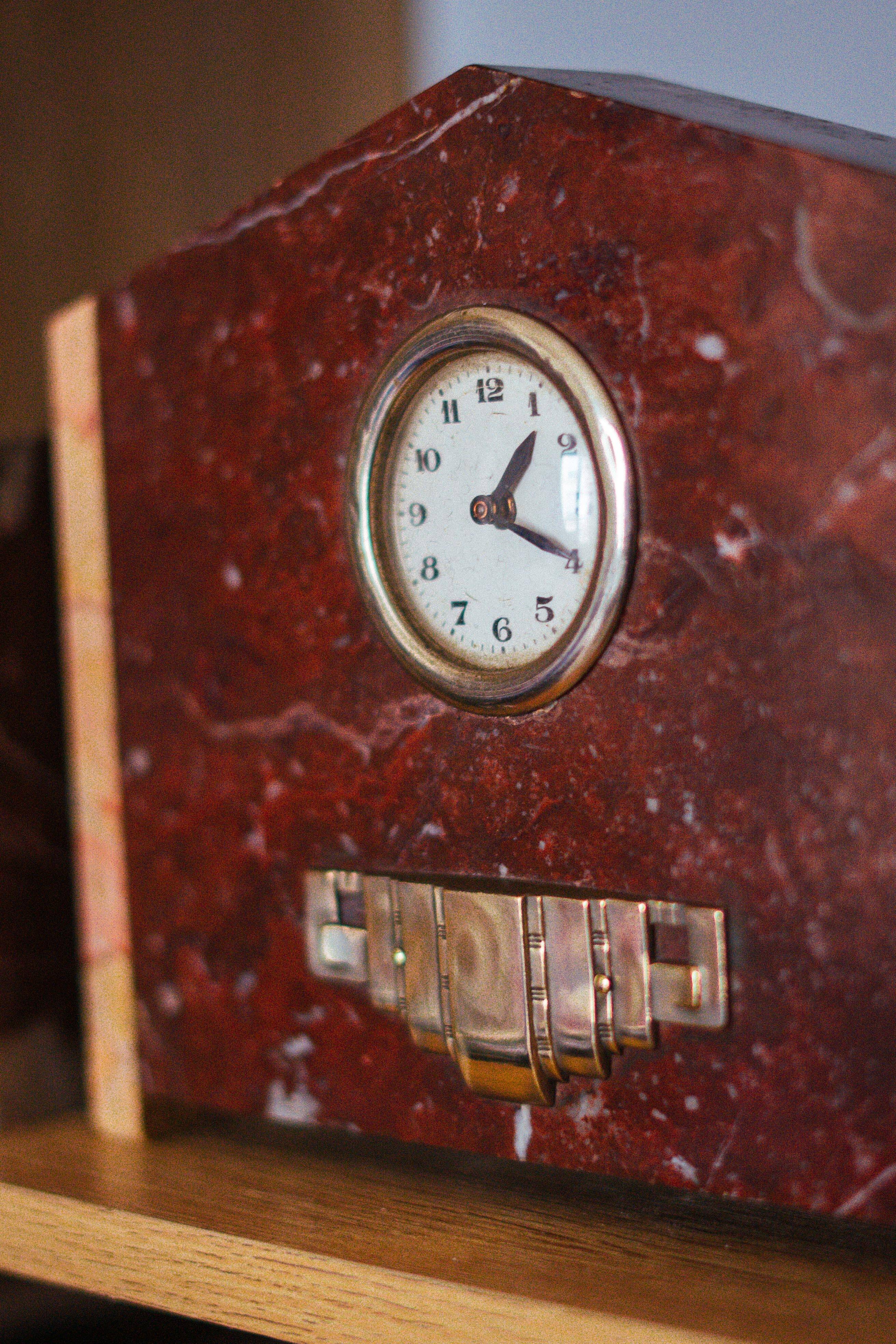 Ancienne horloge et paire de serres livres bibliotheque cheminée