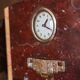 Ancienne horloge et paire de serres livres bibliotheque cheminée