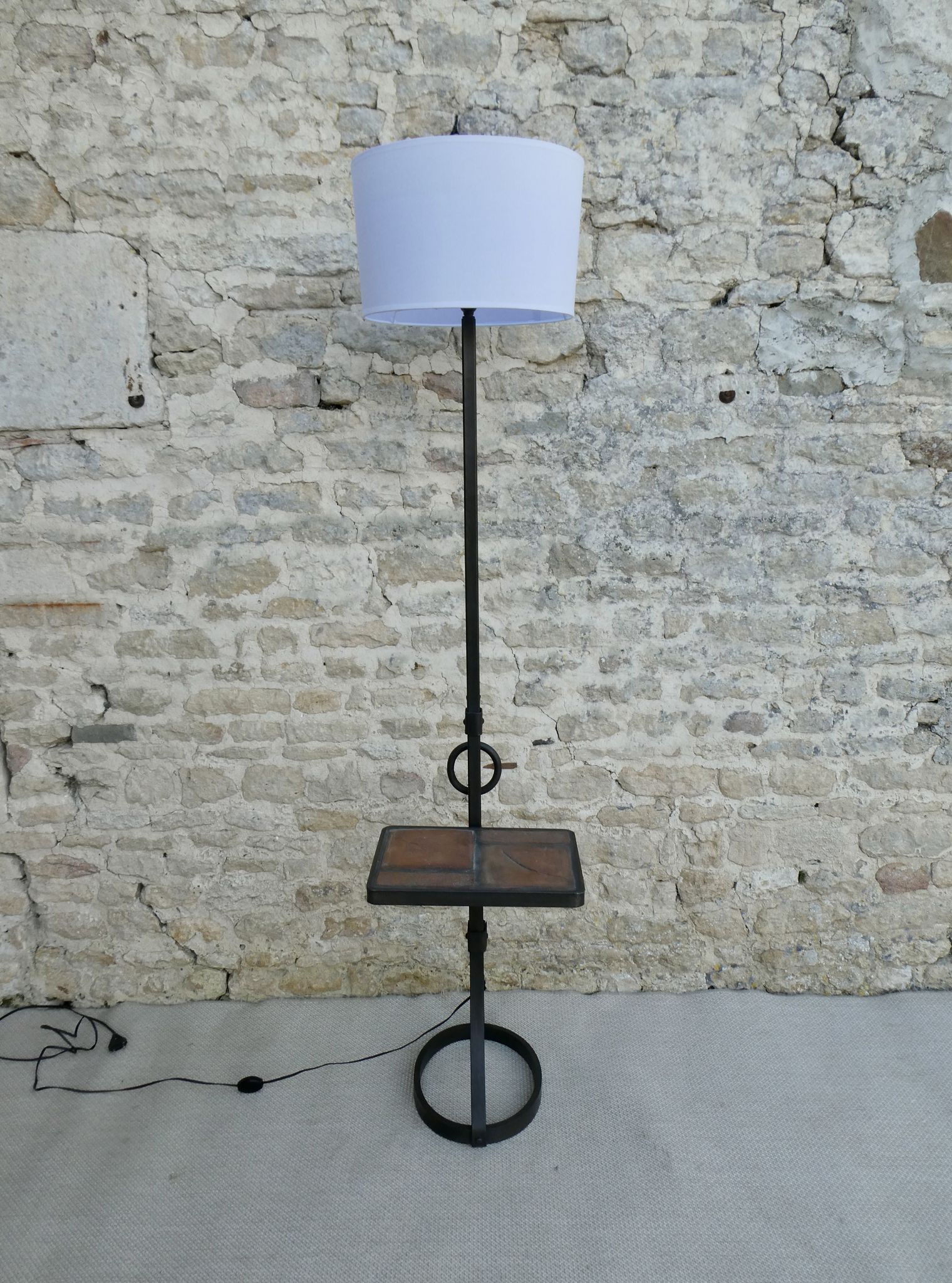 Lampadaire en fer forgé avec tablette en grès décor herbier, années 60