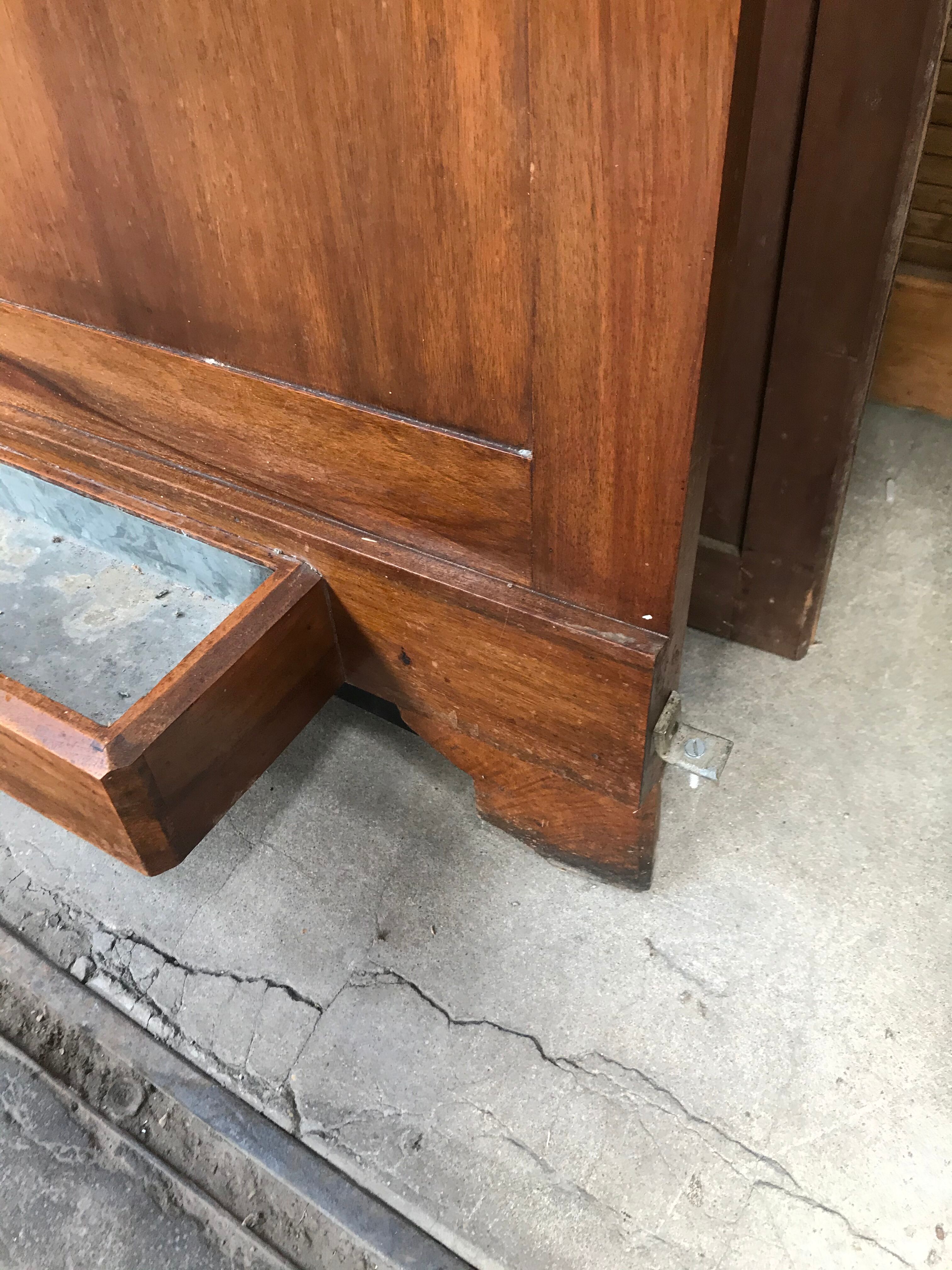Period art deco in walnut veneer