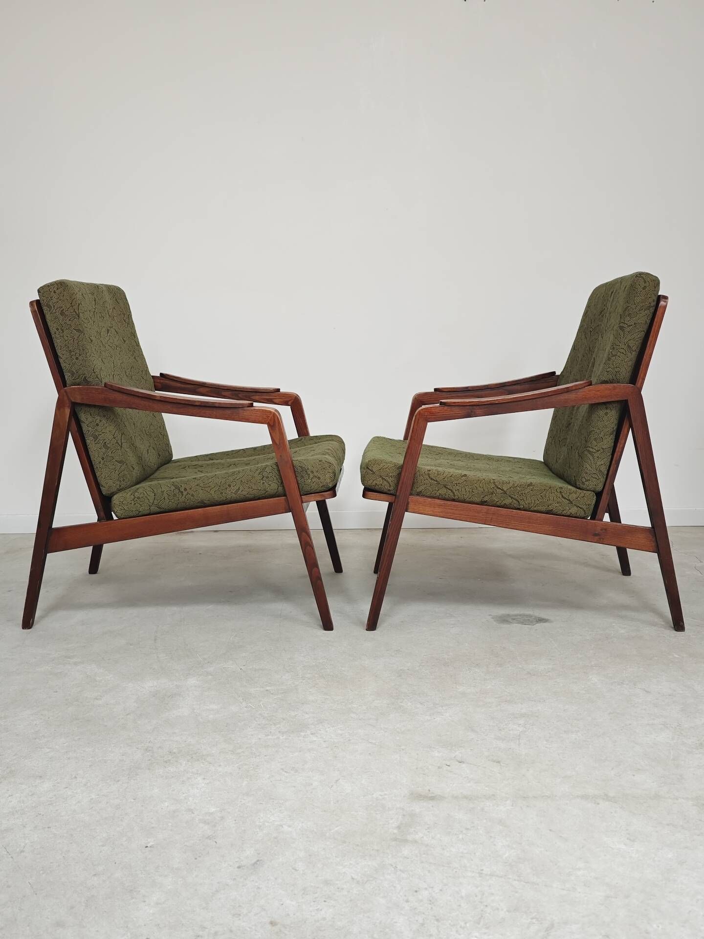 Pair of wooden armchairs Uluv green fabric 1960