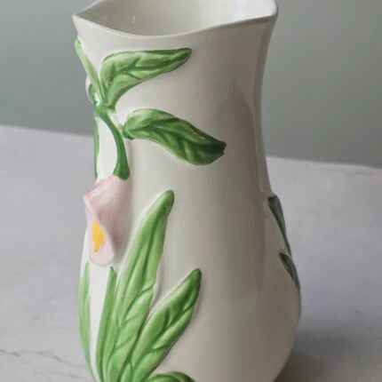 Vase in slipware with Arum flowers