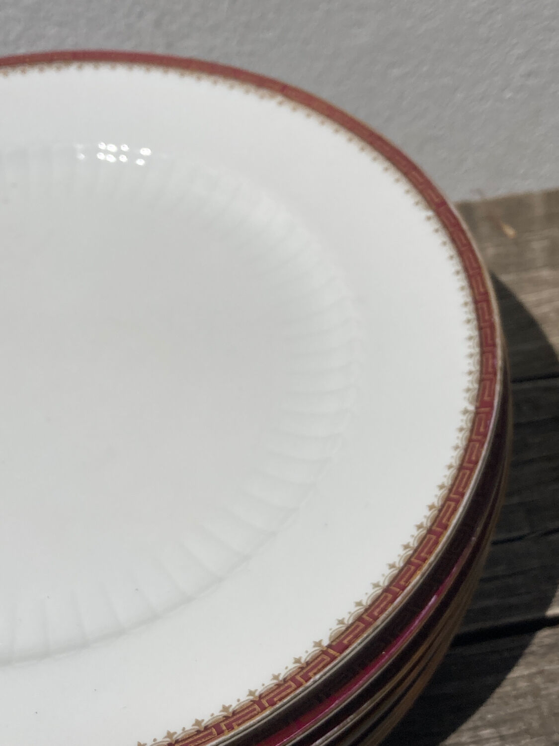 6 flat plates in gilded porcelain and burgundy