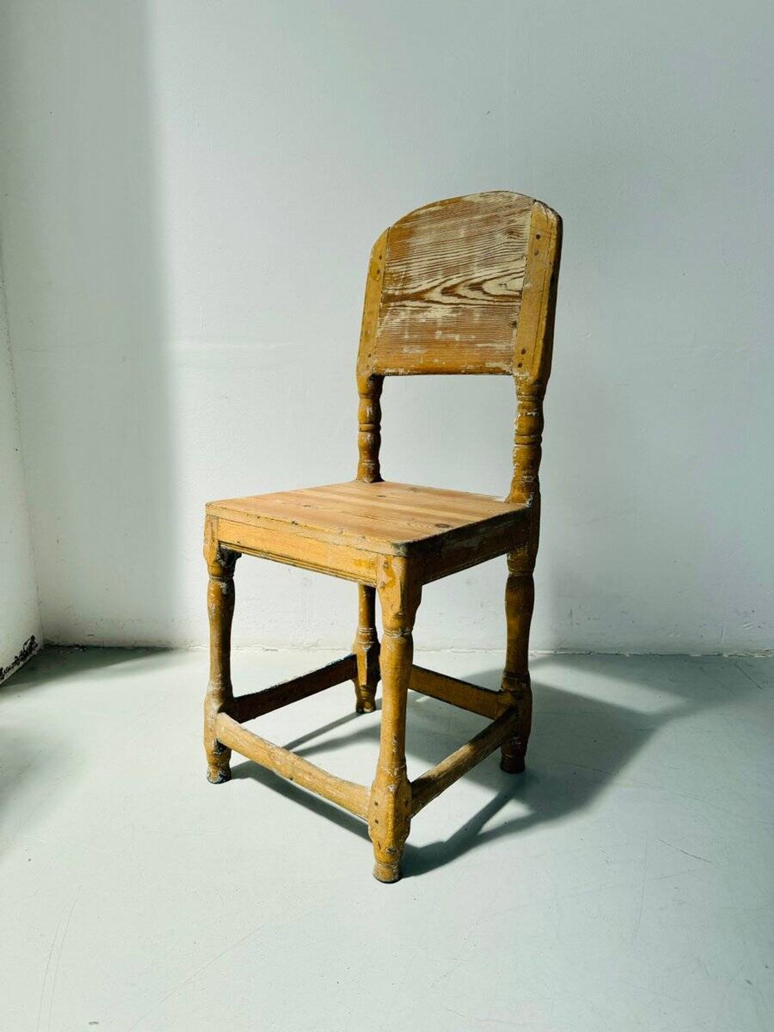 Chaise ancienne suédoise de style gustavien en pin du XVIIIe siècle