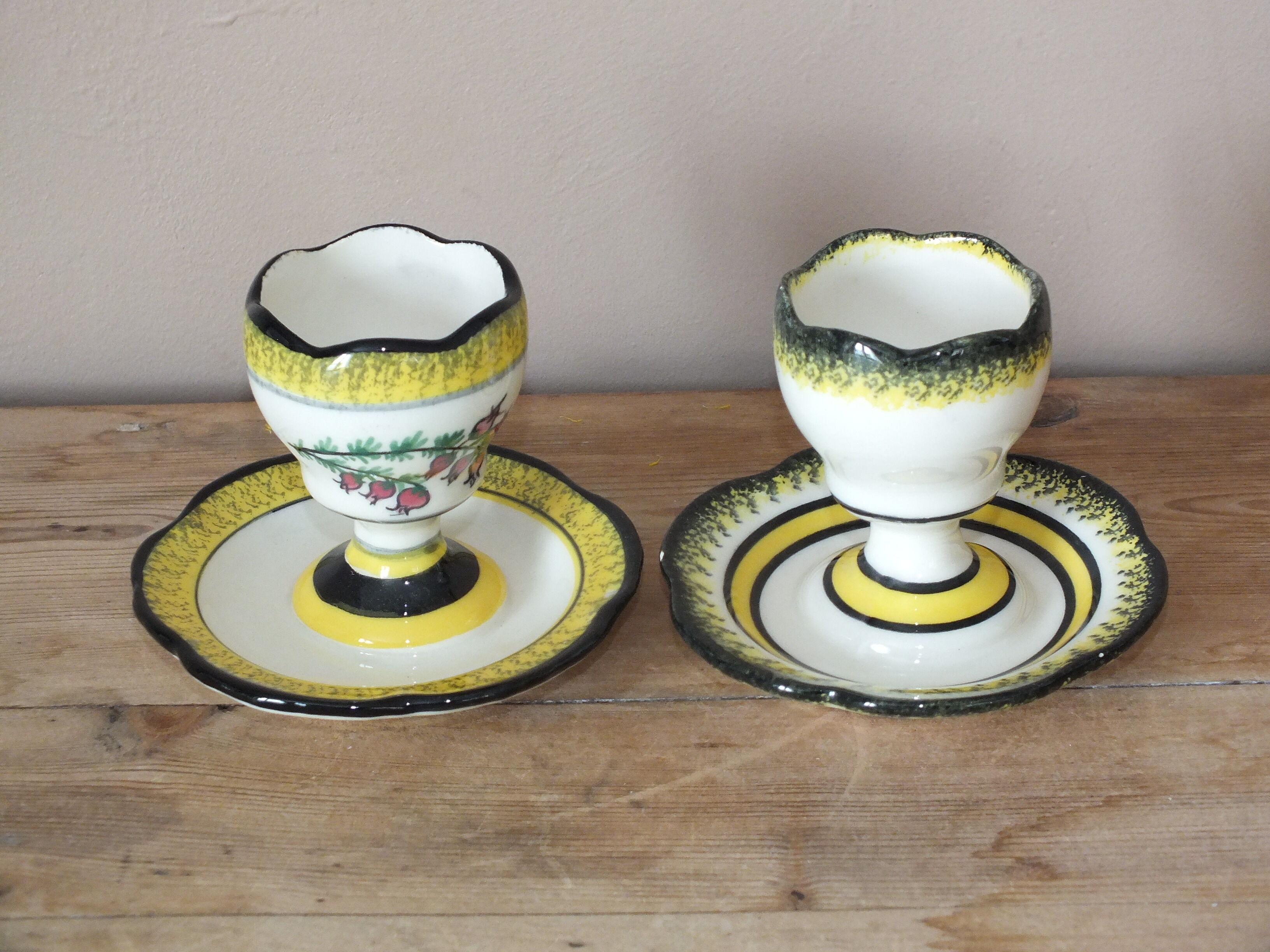 Set of 2 cockroaches on pedestal Henriot Quimper