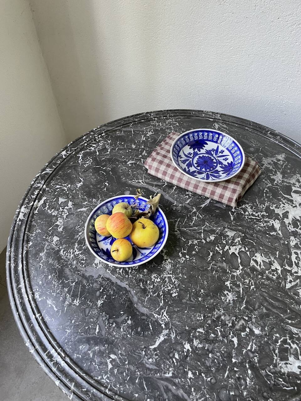 Empire walnut and marble pedestal table, late 19th century