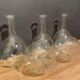 Suite de 5 buires, flacons à long col en verre