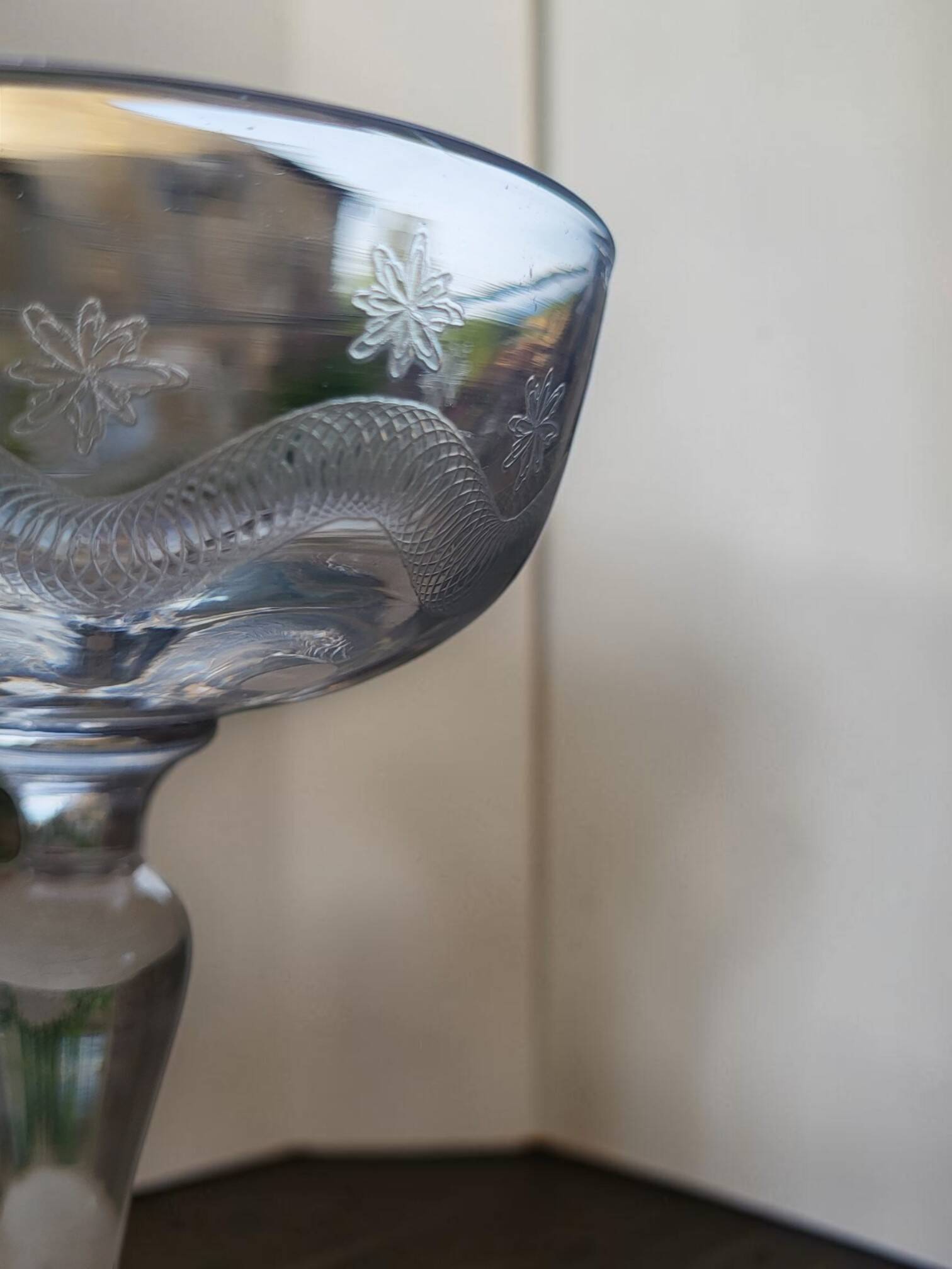 8 engraved glass champagne coupes from Meisenthal, Art Deco