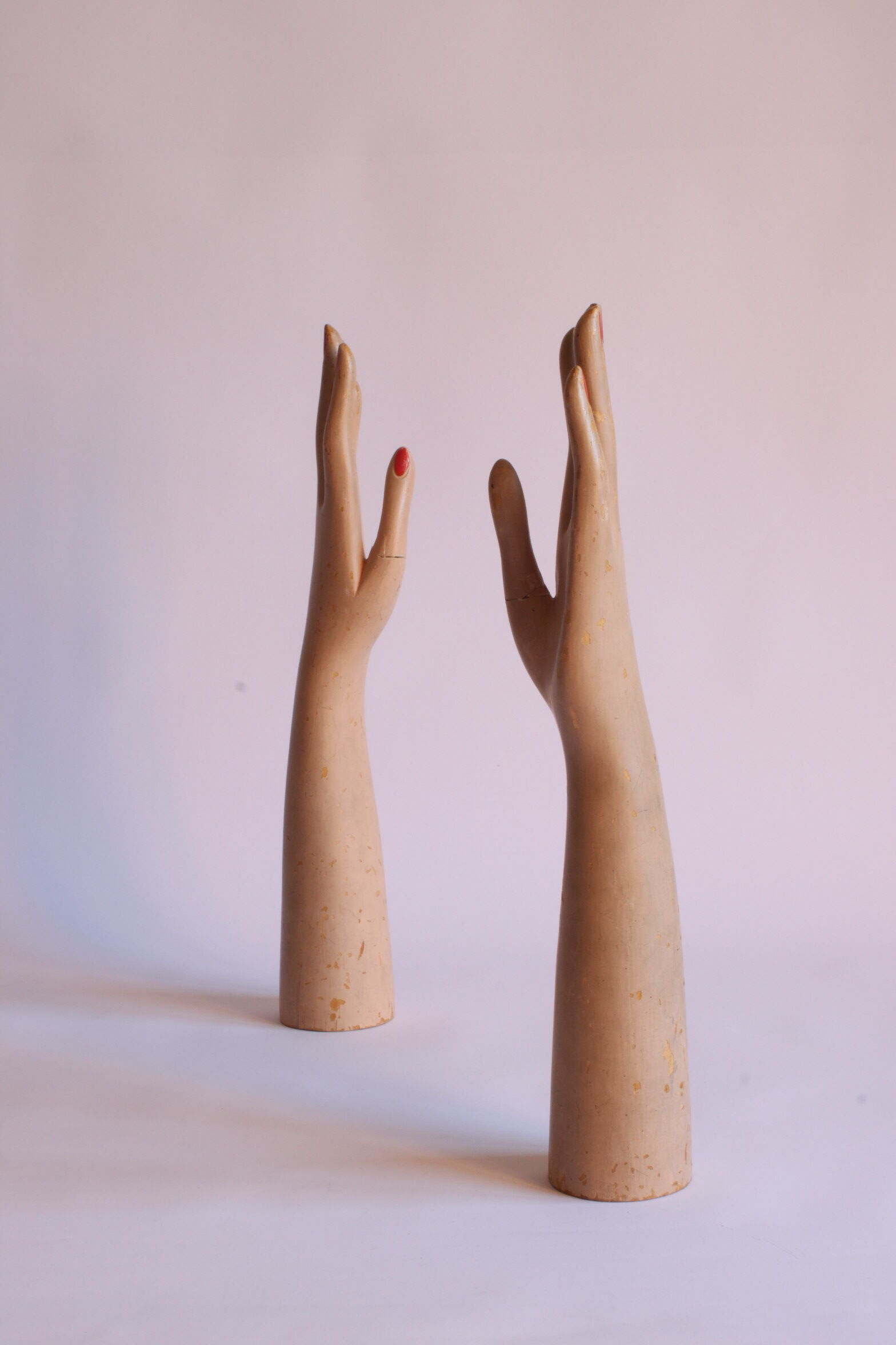Gants en bois présentoirs de mannequins, années 1930, ensemble de 2.