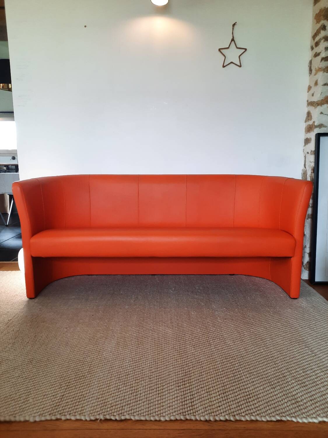 Curved vintage orange canapé with a pop spirit, seventies design piece.