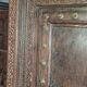 Porte ancienne avec décorations en laiton