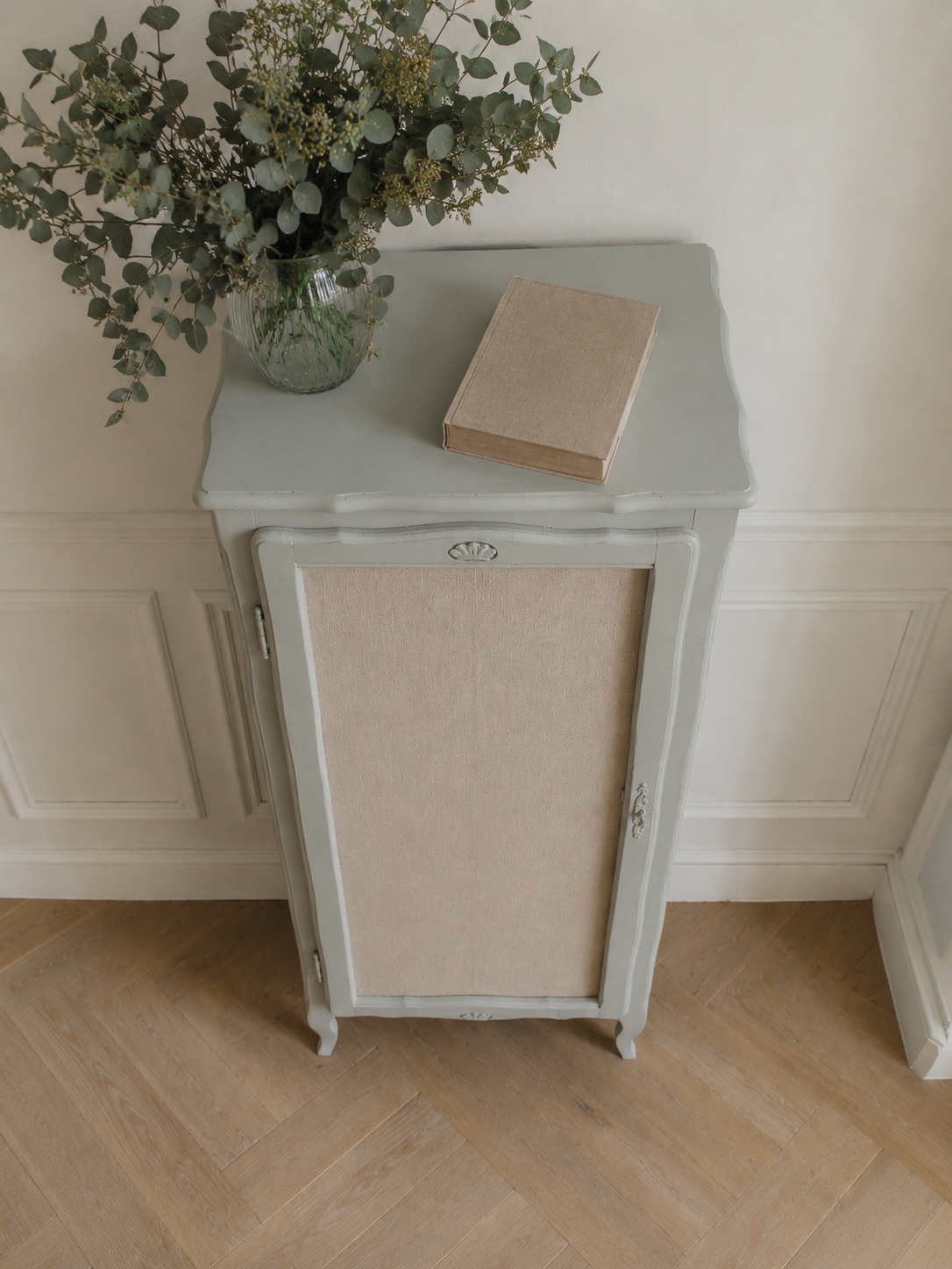 Armoire vintage réenchantée en vert de gris.