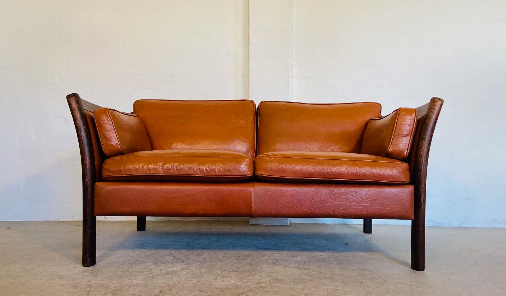 Canapé vintage danois des années 60 en cuir cognac pour 2 personnes.
