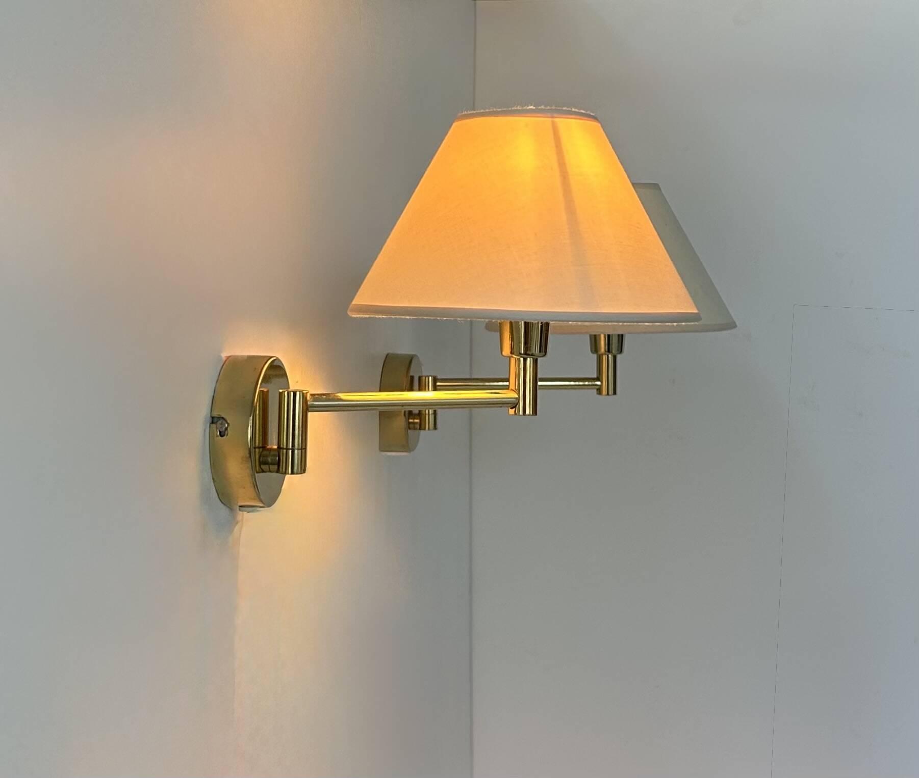 Paire d'appliques vintage orientable, laiton et tissu beige, France, 1970