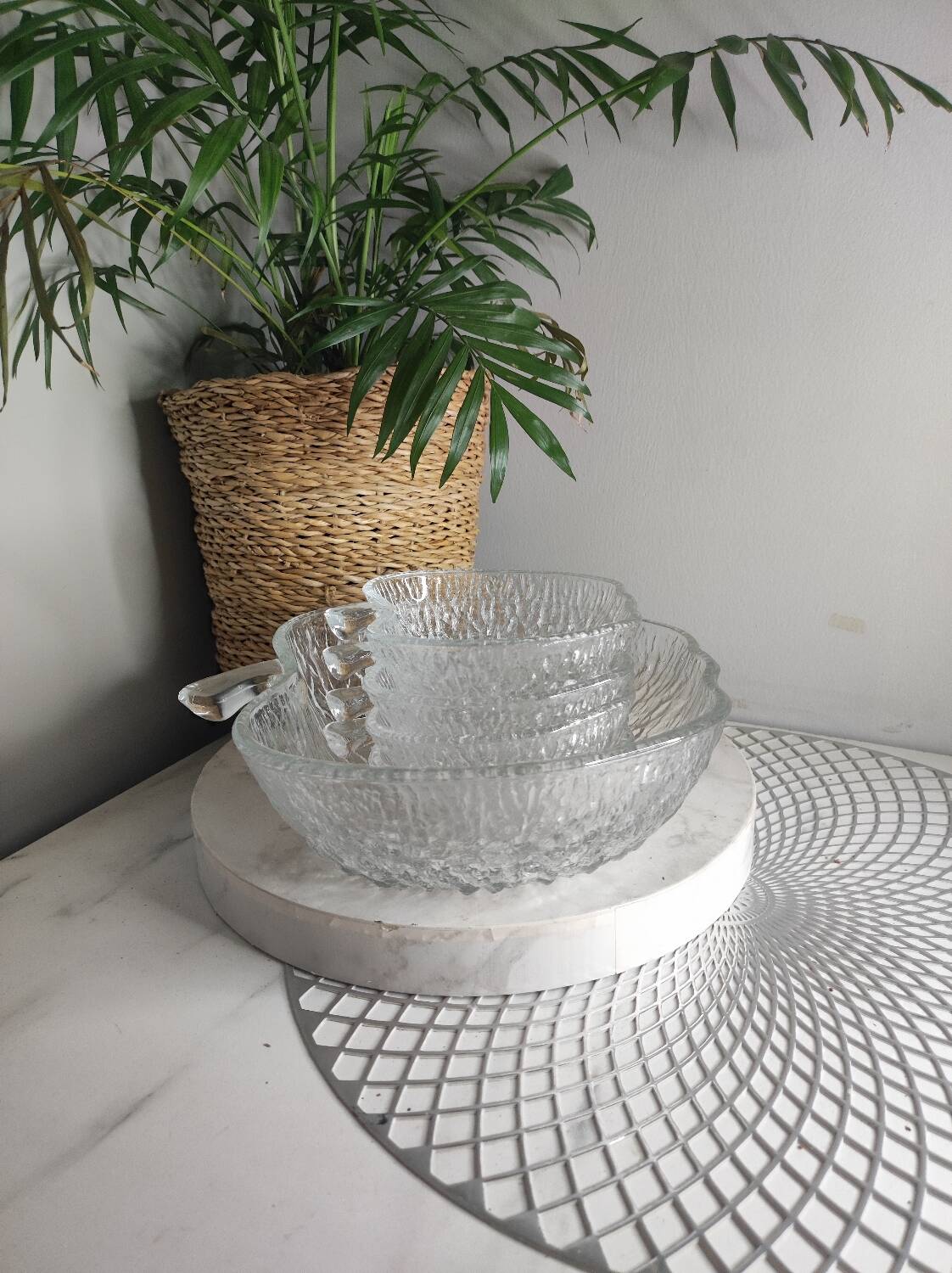 Apple-shaped fruit salad service