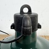 Lampe à suspension industrielle française en émail vert foncé, années 1960