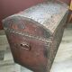 Ancien coffre en bois et cuir
