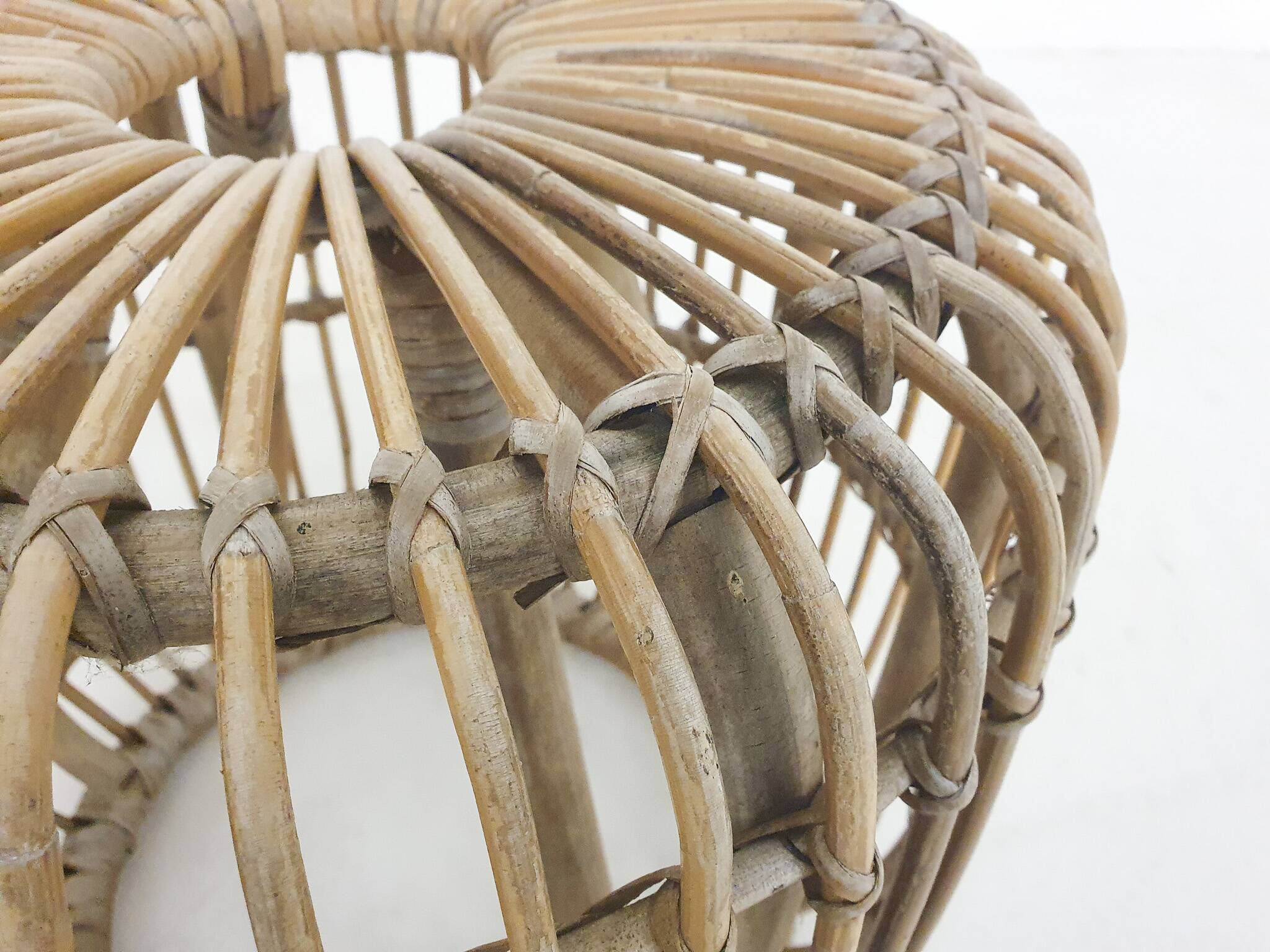 Tabouret rond en rotin