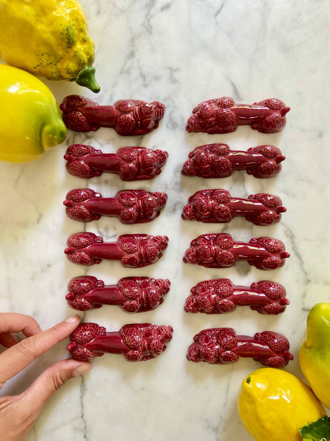 12 porte-couteaux "Dog" en céramique bordeaux - 1950.