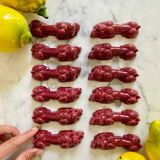 12 porte-couteaux "Dog" en céramique bordeaux - 1950.