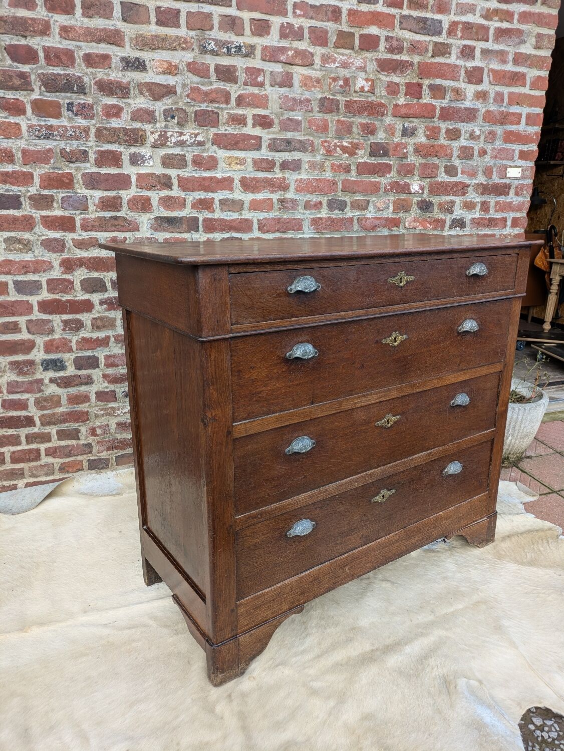 Oak chest of drawers