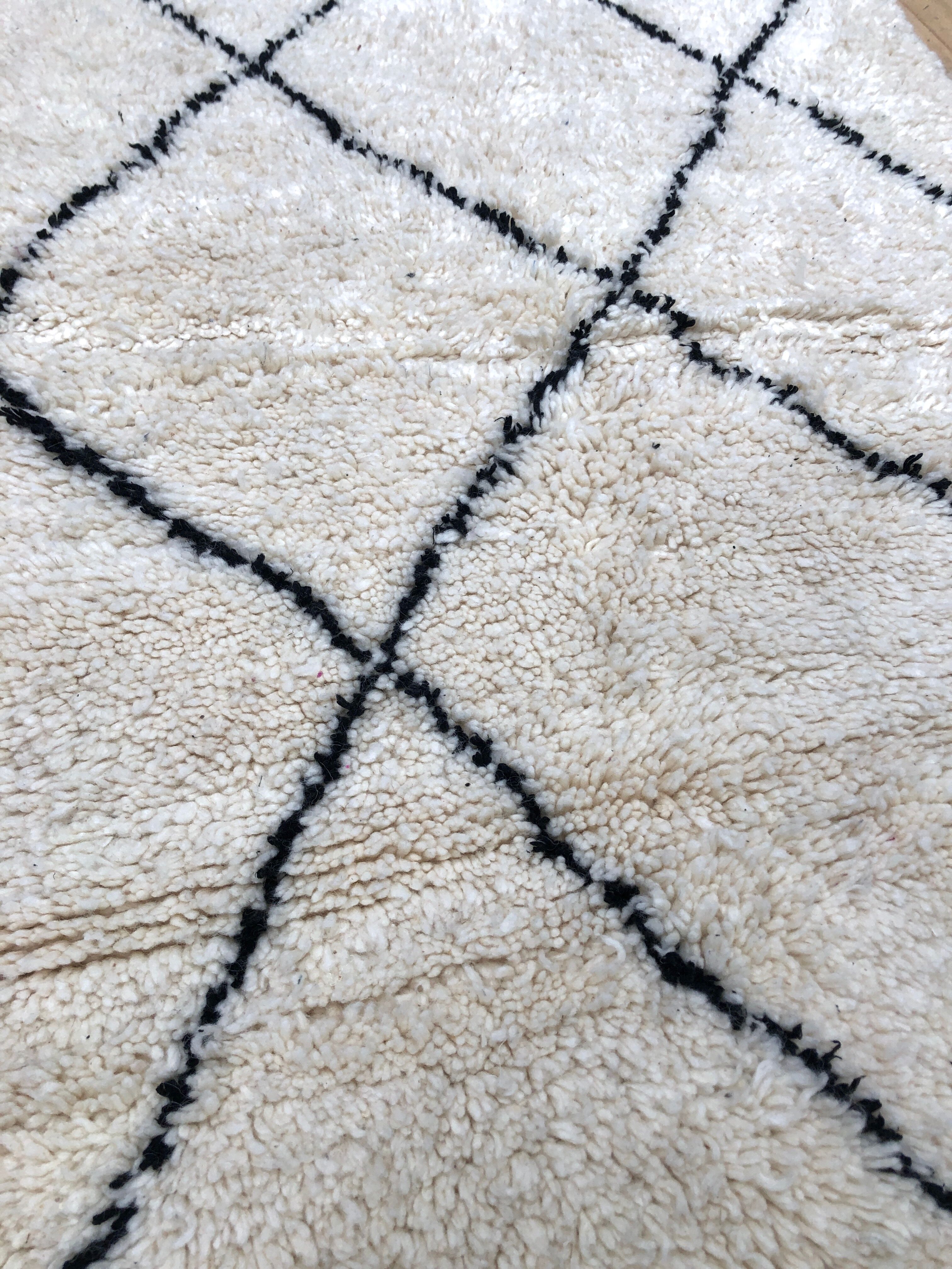 Tapis berbère marocain Beni Ouarain à losanges noirs 1,46x1m