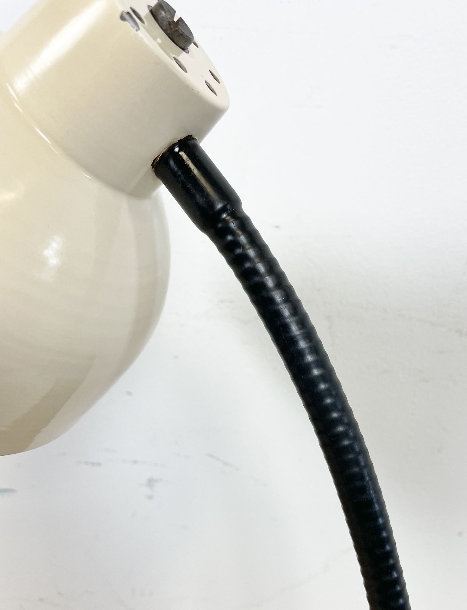 Beige industrial gooseneck table lamp, 1960s