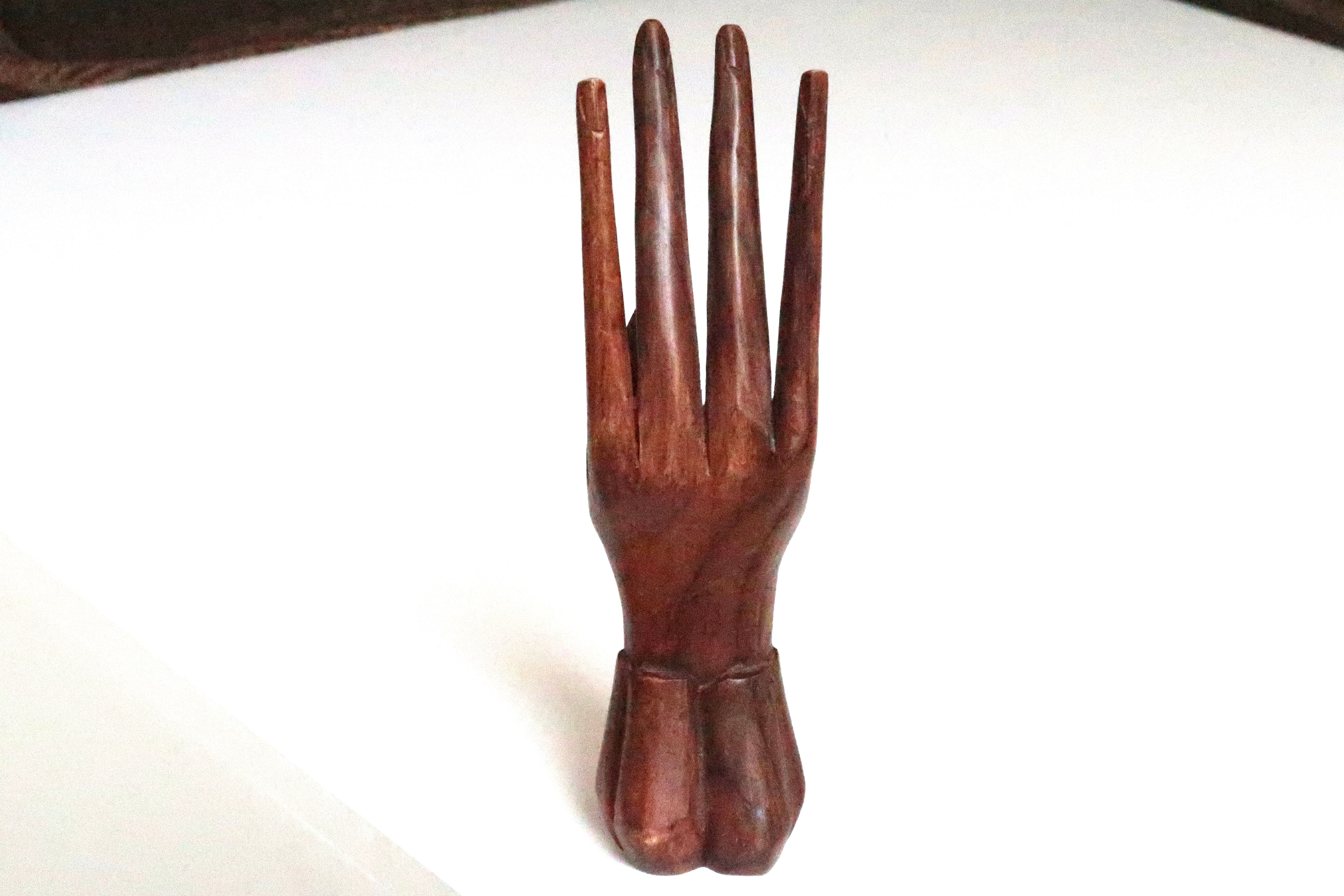 Main baguier en bois, présentoir à bijoux, années 70