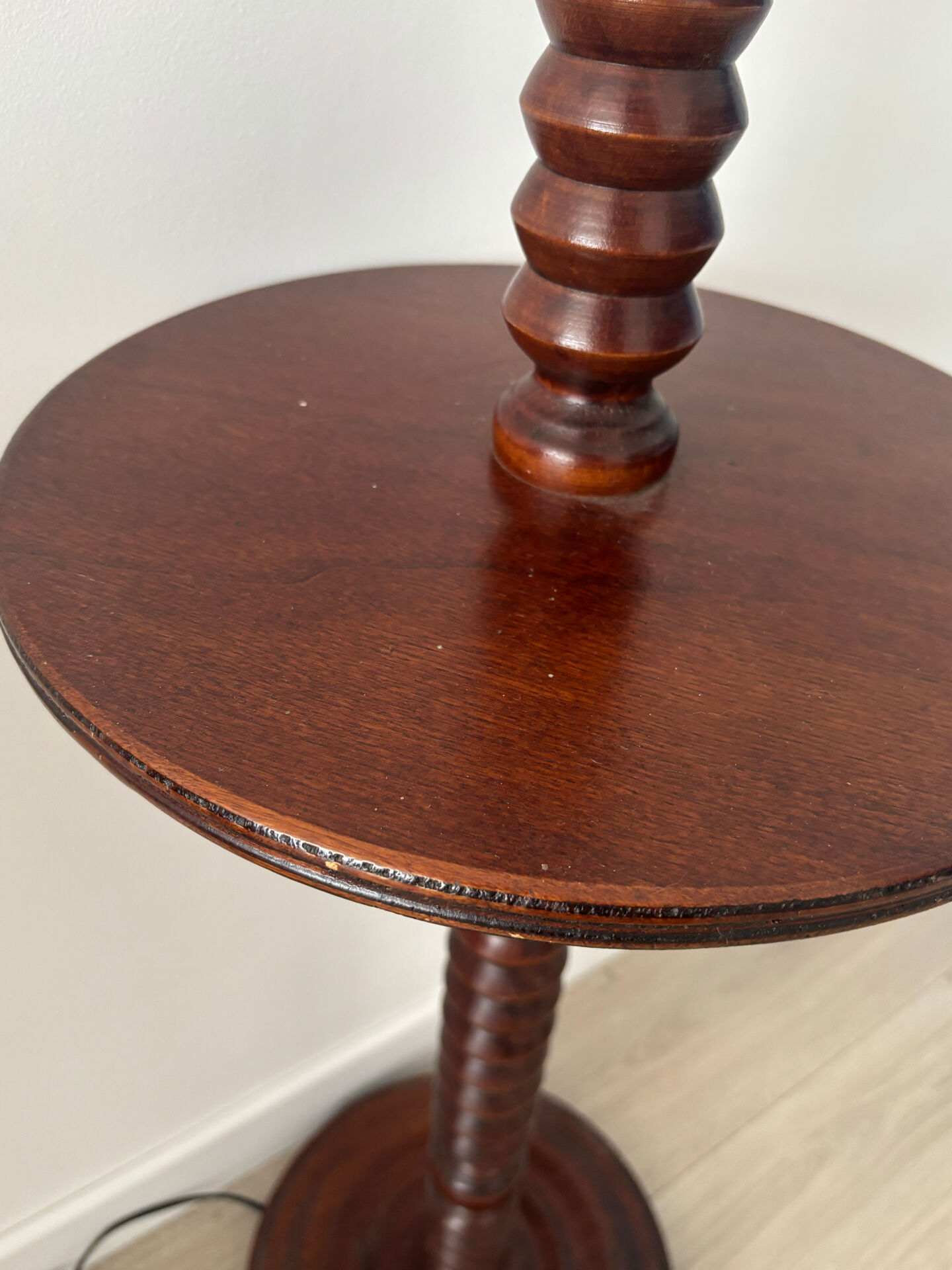 Lampadaire vintage en bois tourné avec tablette intégrée 