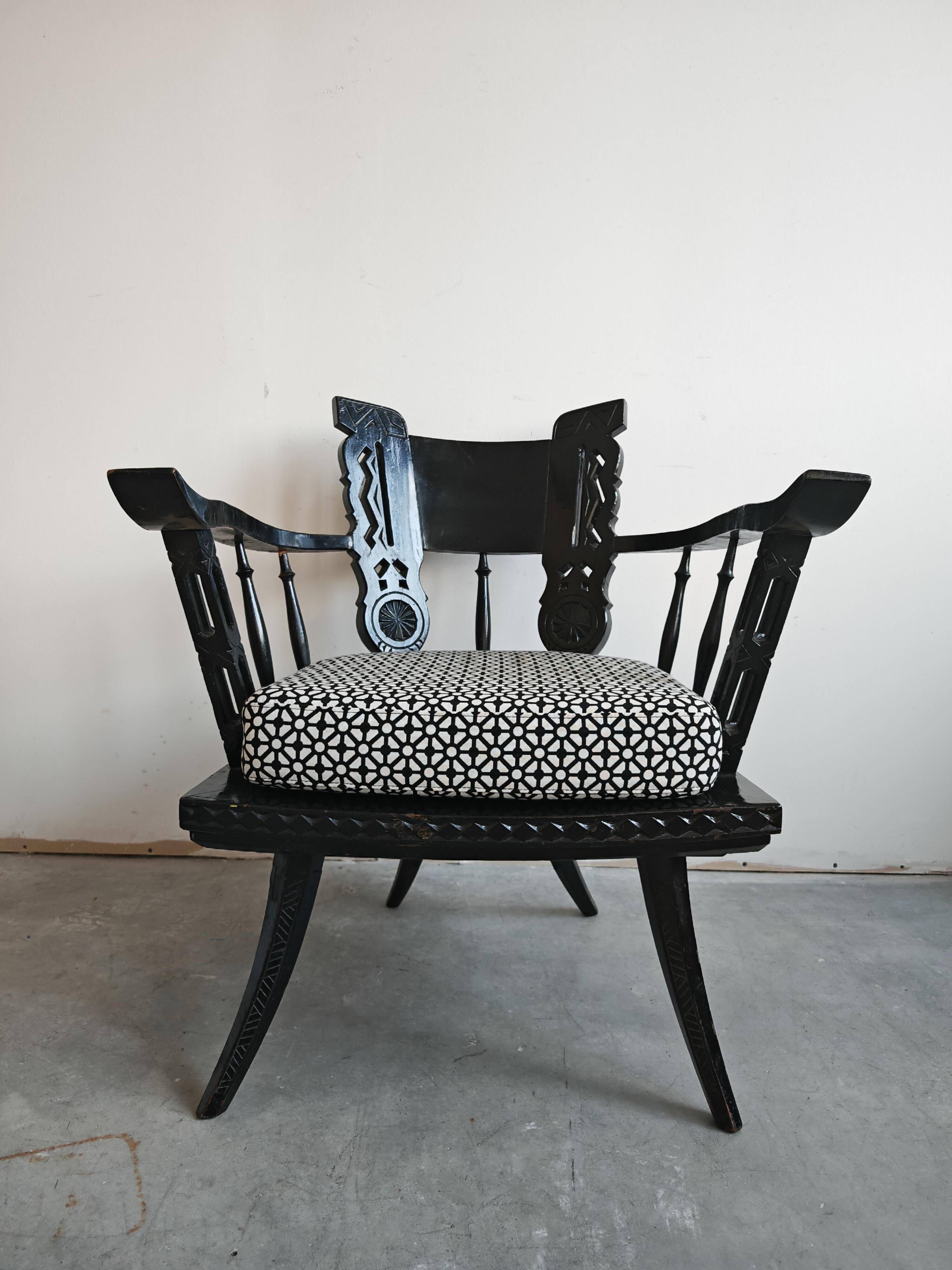 Pair of antique hand-carved armchairs in black lacquer from the 1920s.