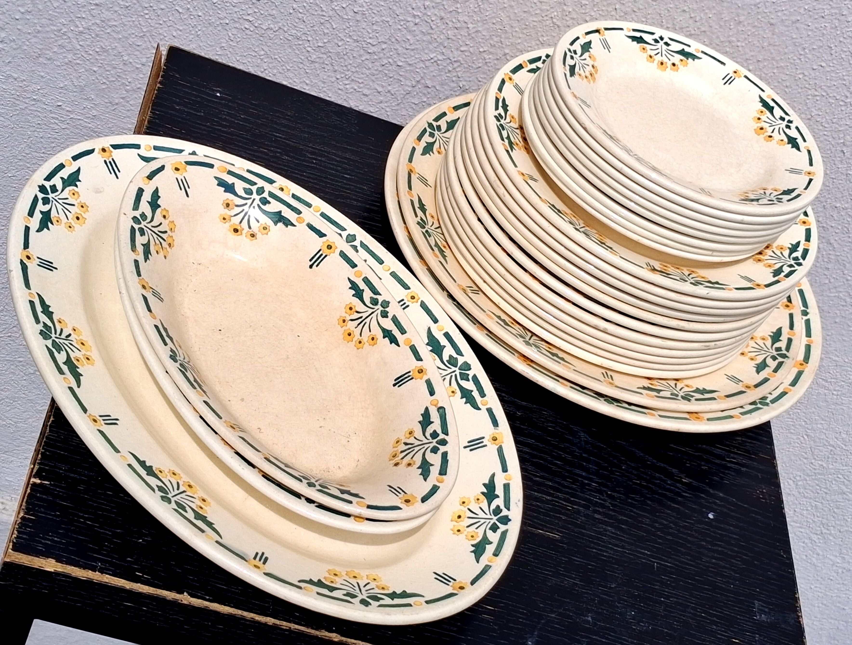Dining table service, ironstone, Choisy le Roi