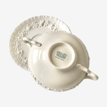 Tasse à bouillon et sous-tasse anciennes en faïence blanche de la Maison Wedgwood