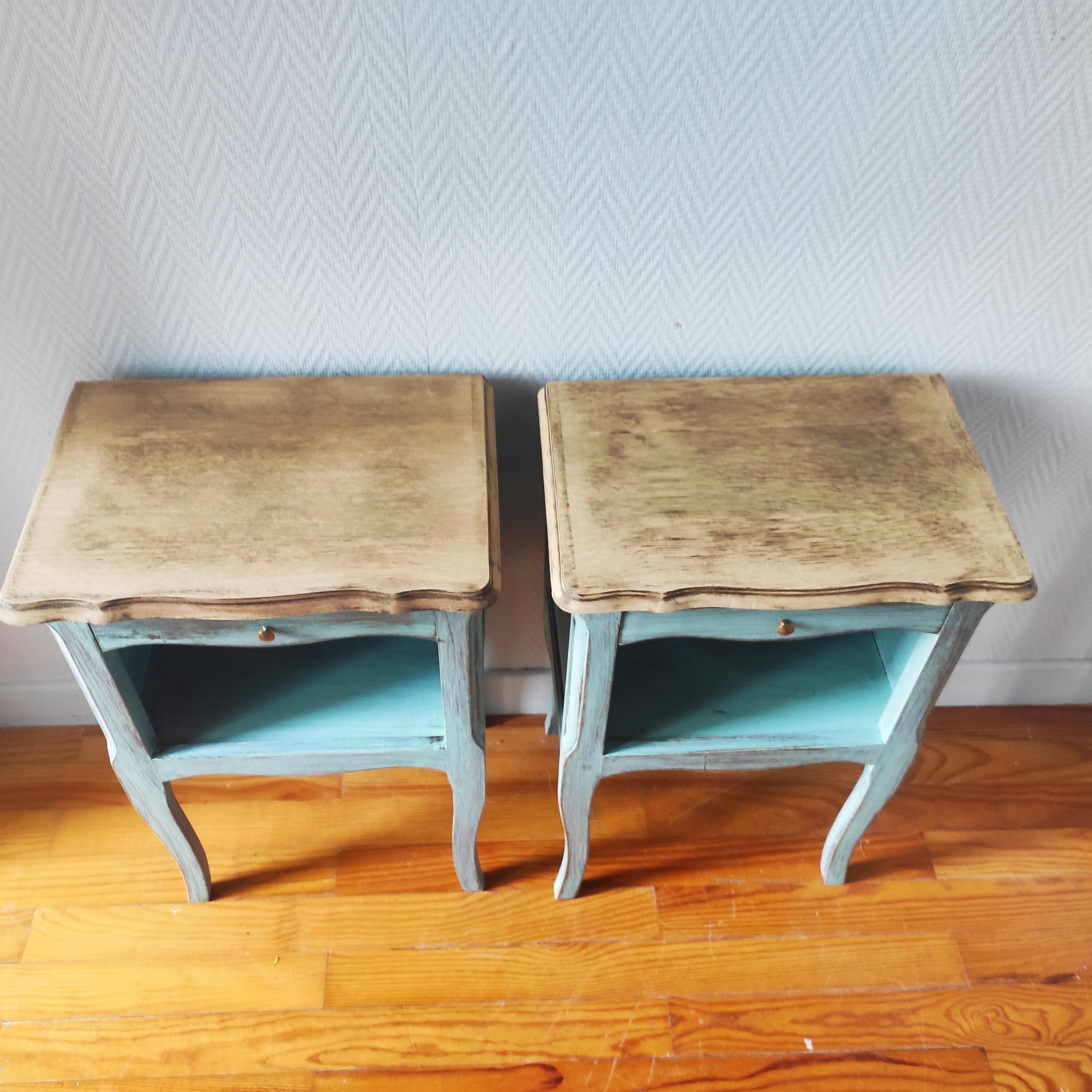 Paire de tables de chevet patinées