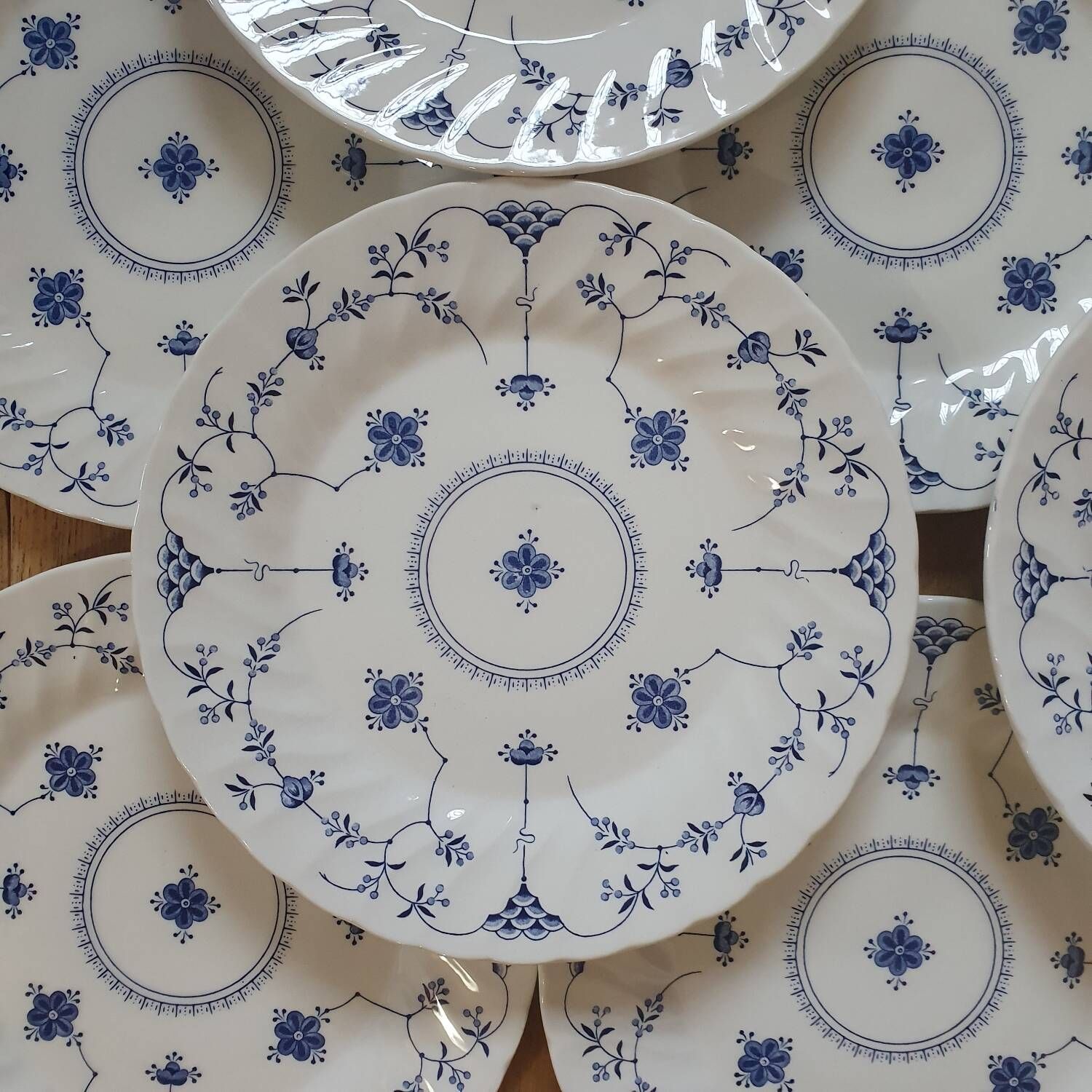 12 English porcelain plates Churchill Finlandia