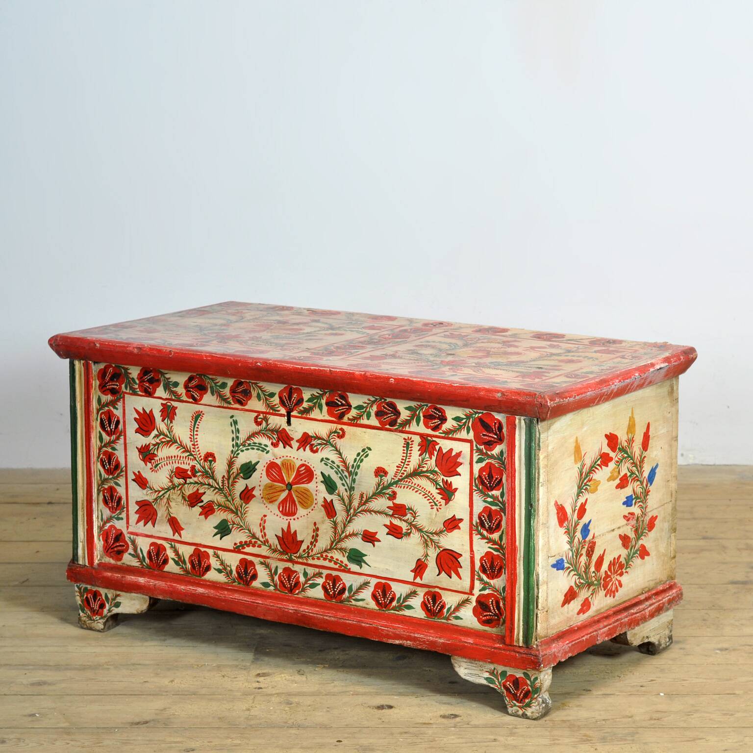 Coffre de mariée d'art populaire, vers 1950