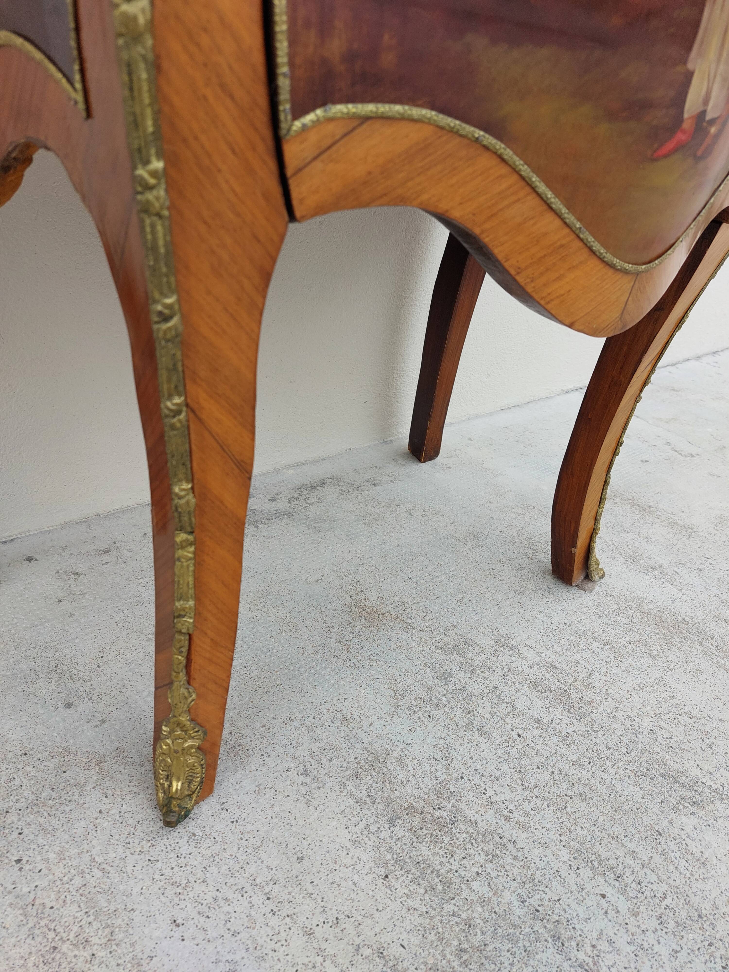 Louis XV curved chest of drawers in Martin varnished marquetry