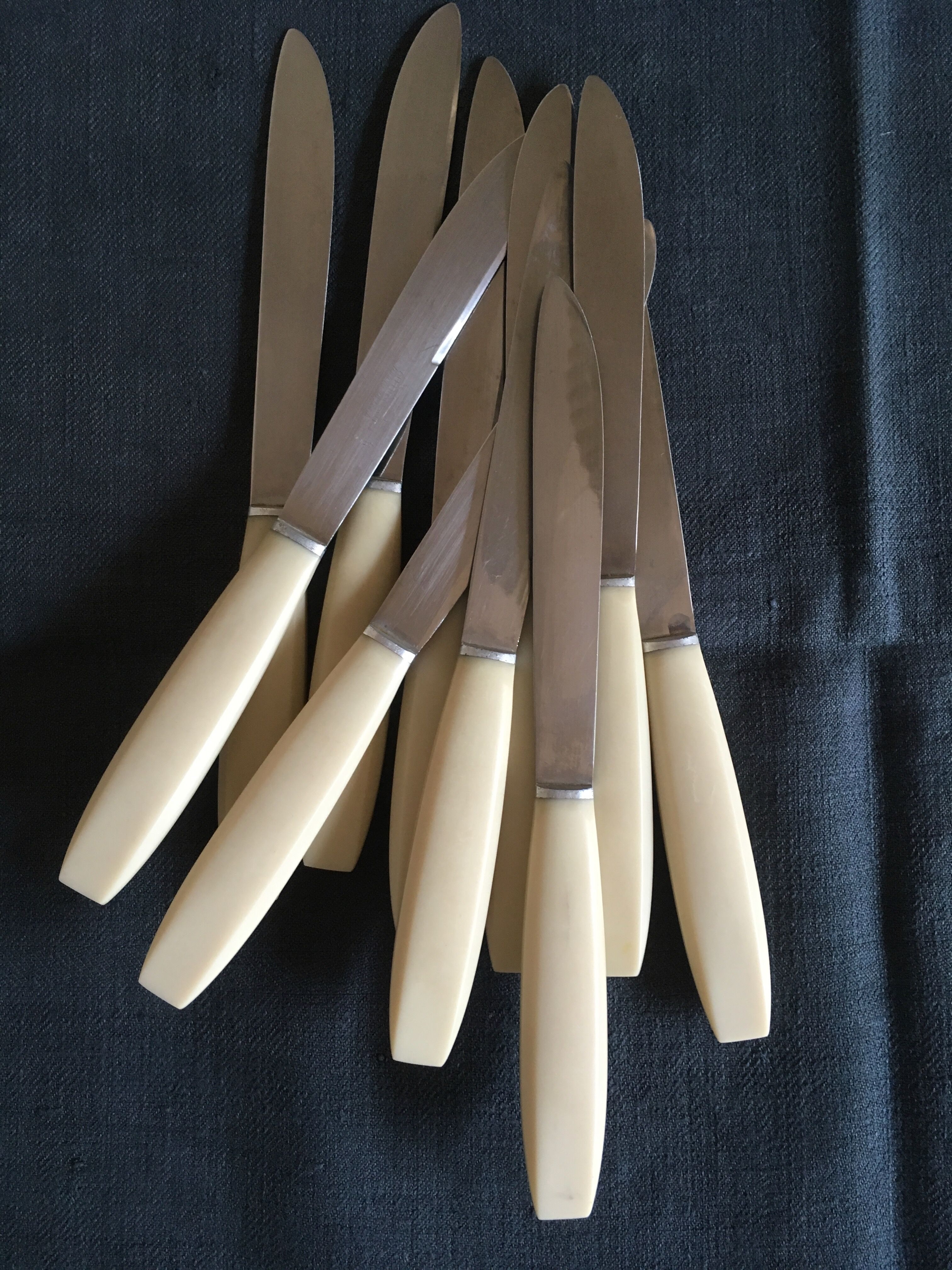 Set of 10 table knives in white Bakelite