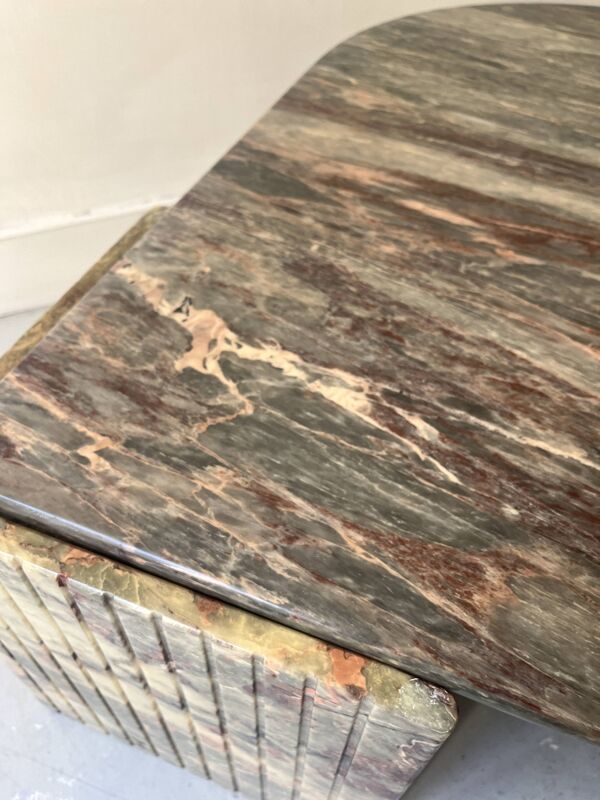 table basse goutte en marbre vert d'eau, beige et rose/bordeau, Roche Bobois 1970