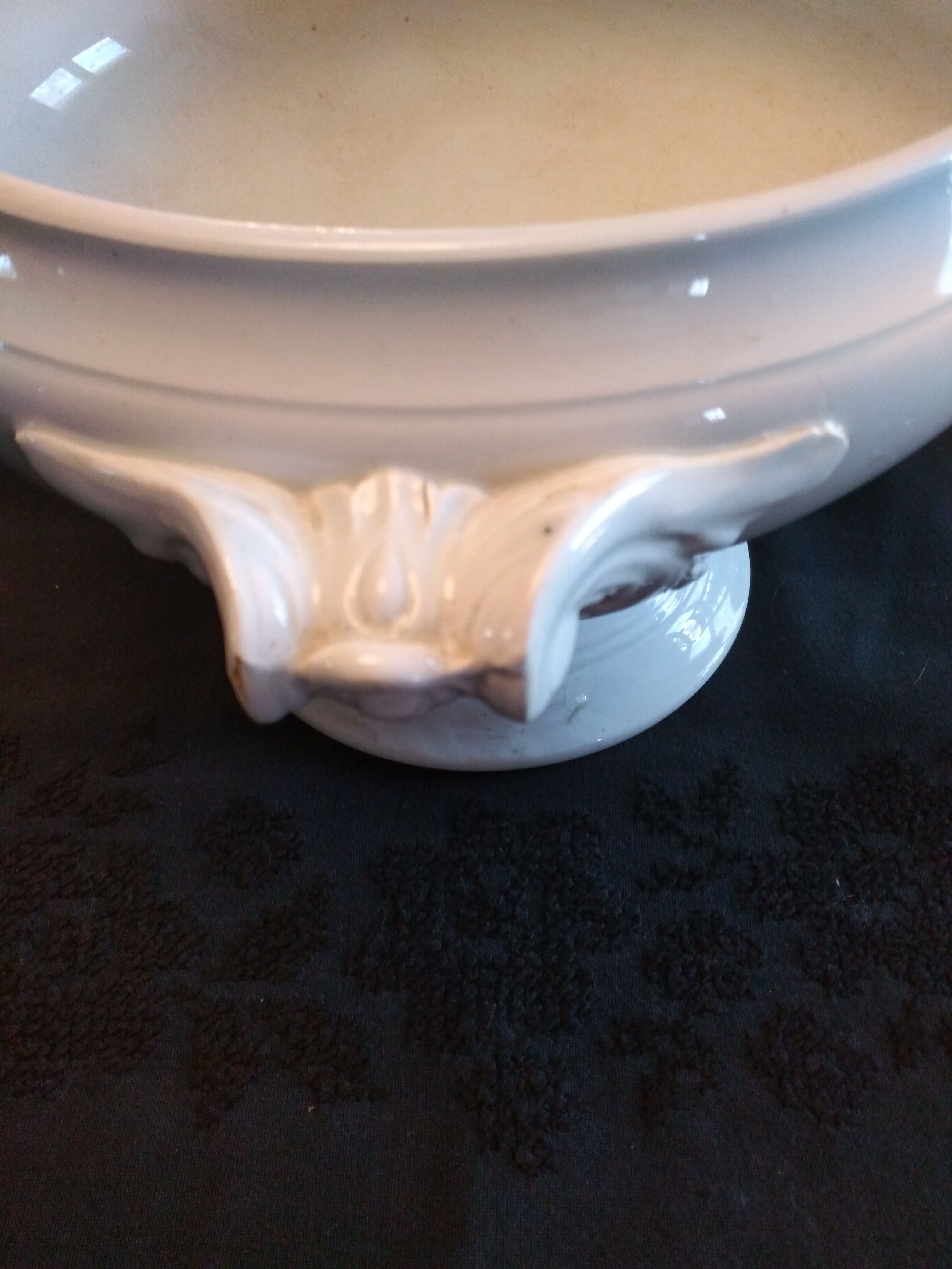 Soup tureen in opaque faience of Lunéville