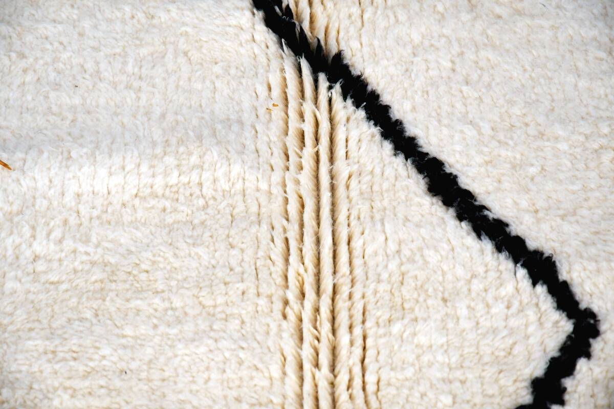 Beni Ouarain Moroccan Berber rug with black diamonds 238 x 160 cm new